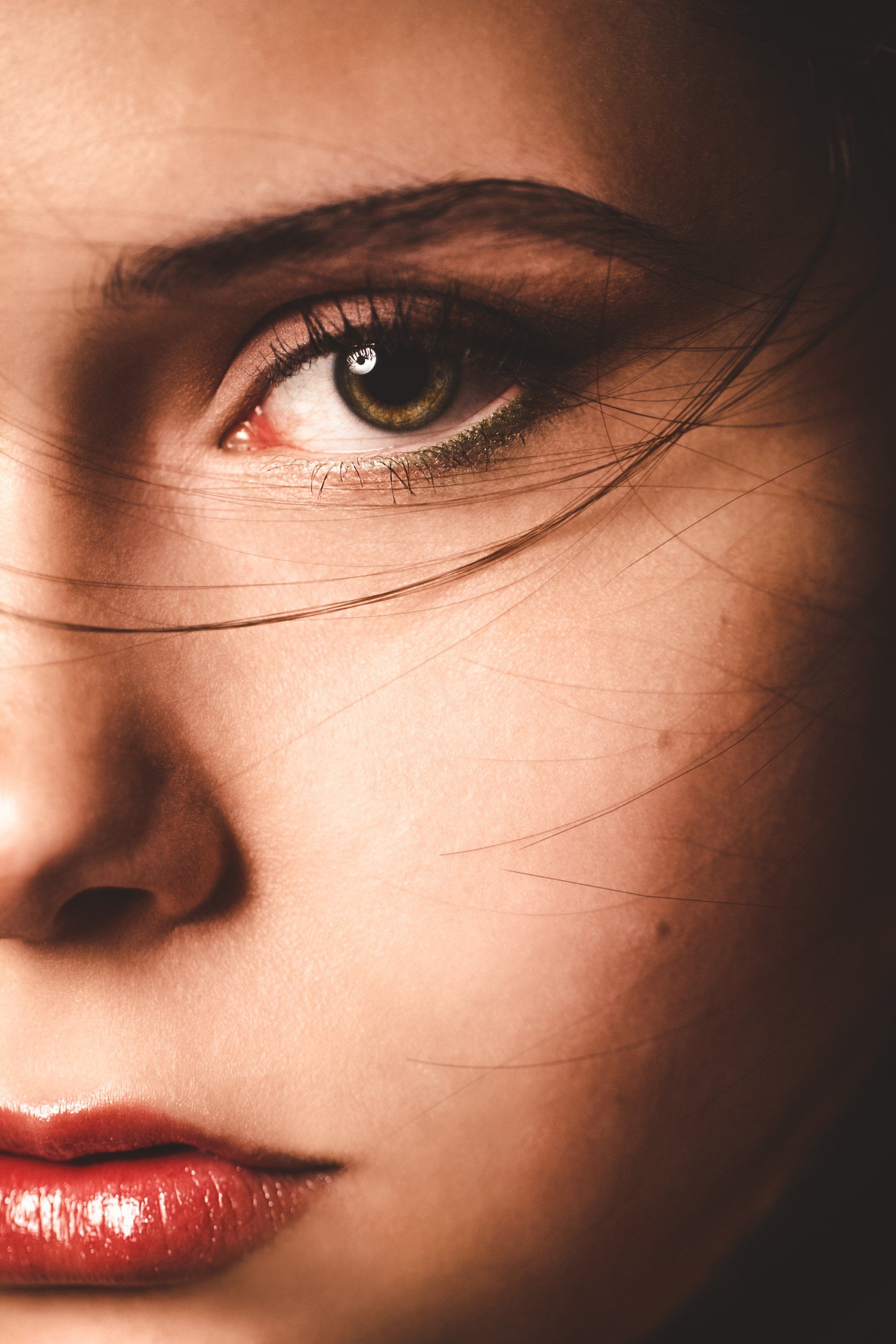 Dramatisches Licht- und Schatten-portrait einer Frau in Esslingen