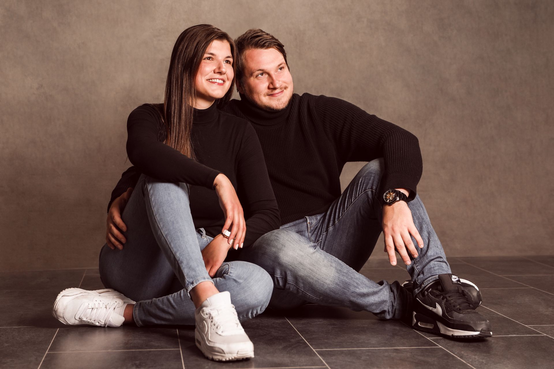 Paar das auf dem Boden sitzt