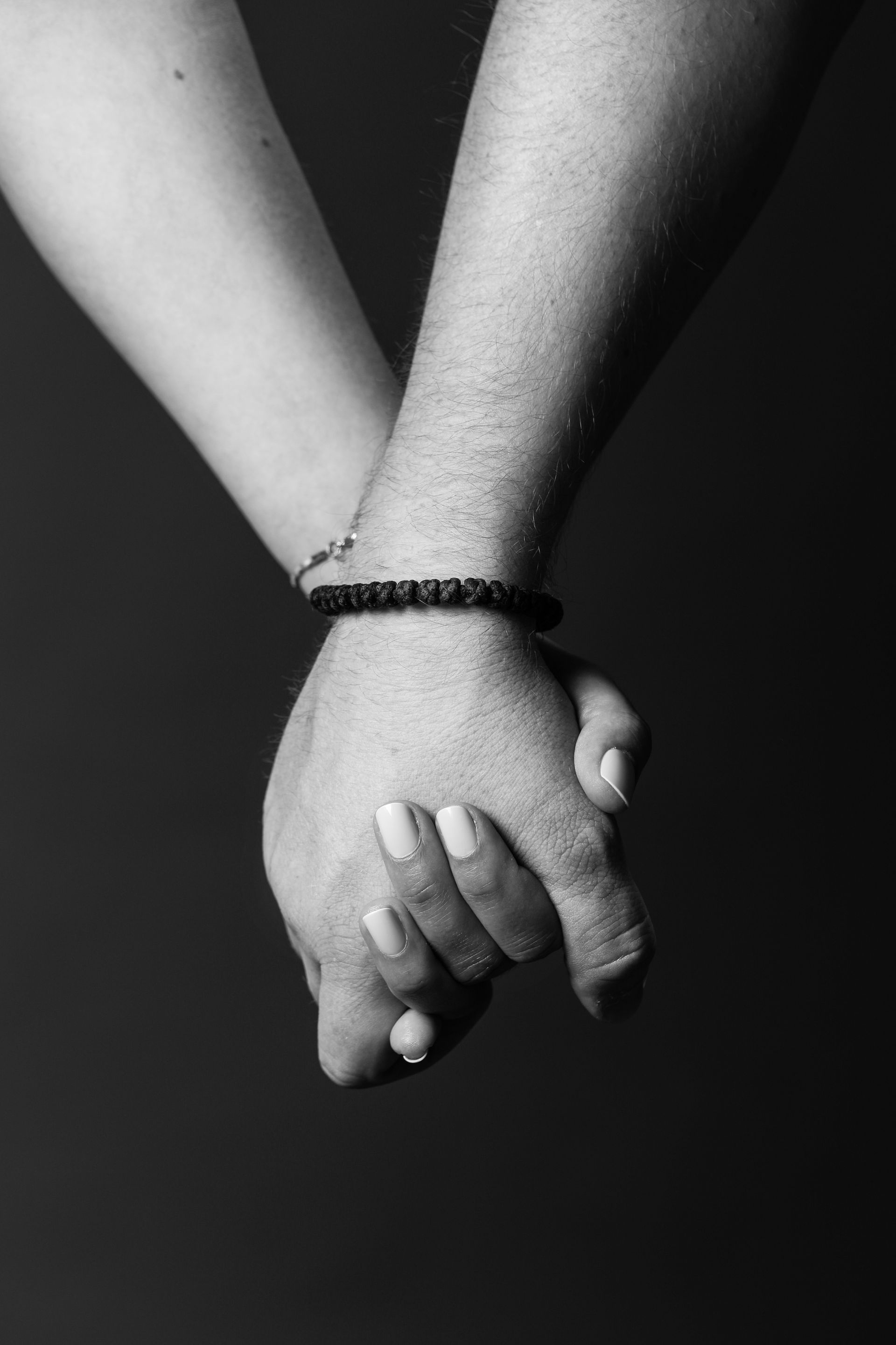 Detailaufnahme von Händen die sich halten