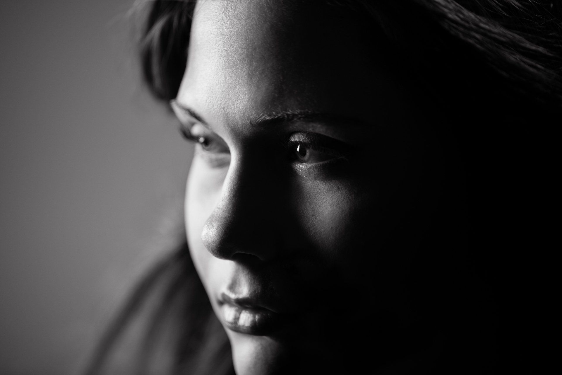 Sinnliches Porträt einer Frau in dramatischer Schwarz-Weiß-Fotografie – Ausdruck von Eleganz und Stärke in Esslingen.