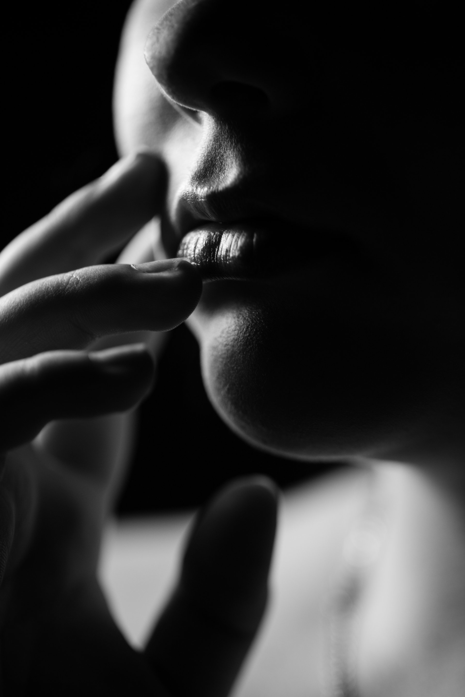 Intimes Schwarz-Weiß-Portrait einer Frau im Studio Photo Side