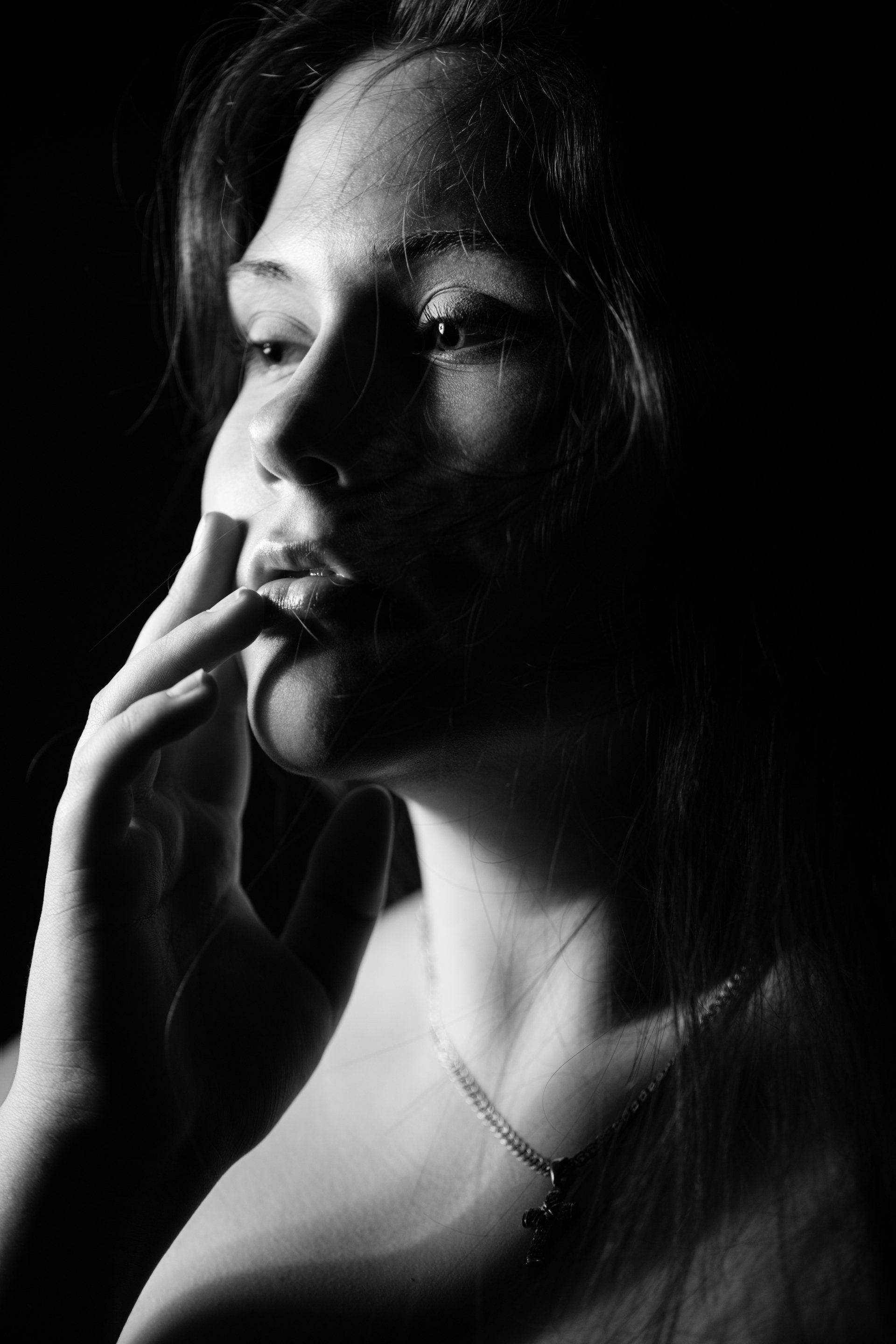 Künstlerisches Fine-Art-Portrait einer Frau im Studio Photo Side