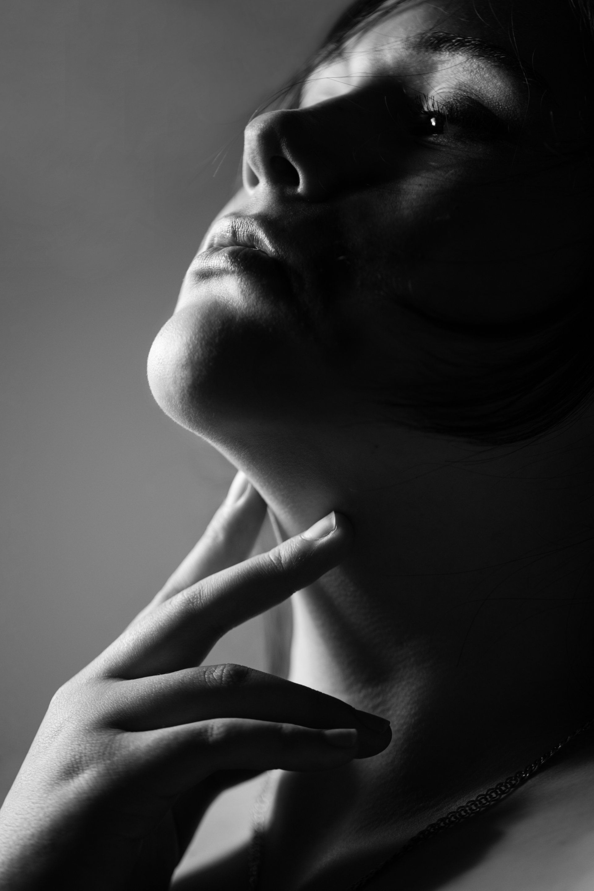 Künstlerisches Frauenportrait im dramatischen Lichtspiel – Ihre Ausstrahlung wird zu einem Meisterwerk in unserem Esslinger Fotostudio.