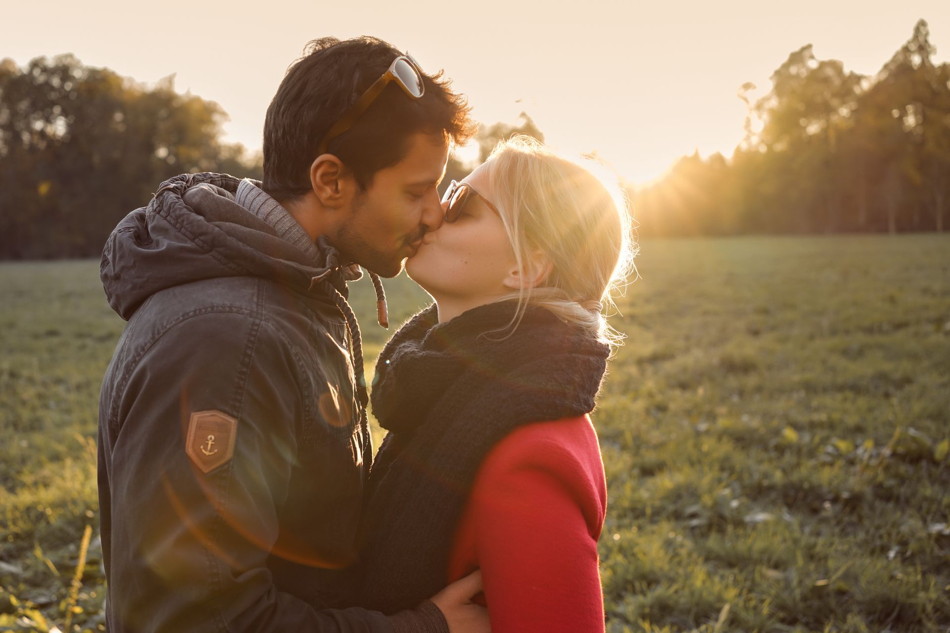 Paar küsst sich im Sonnenuntergang