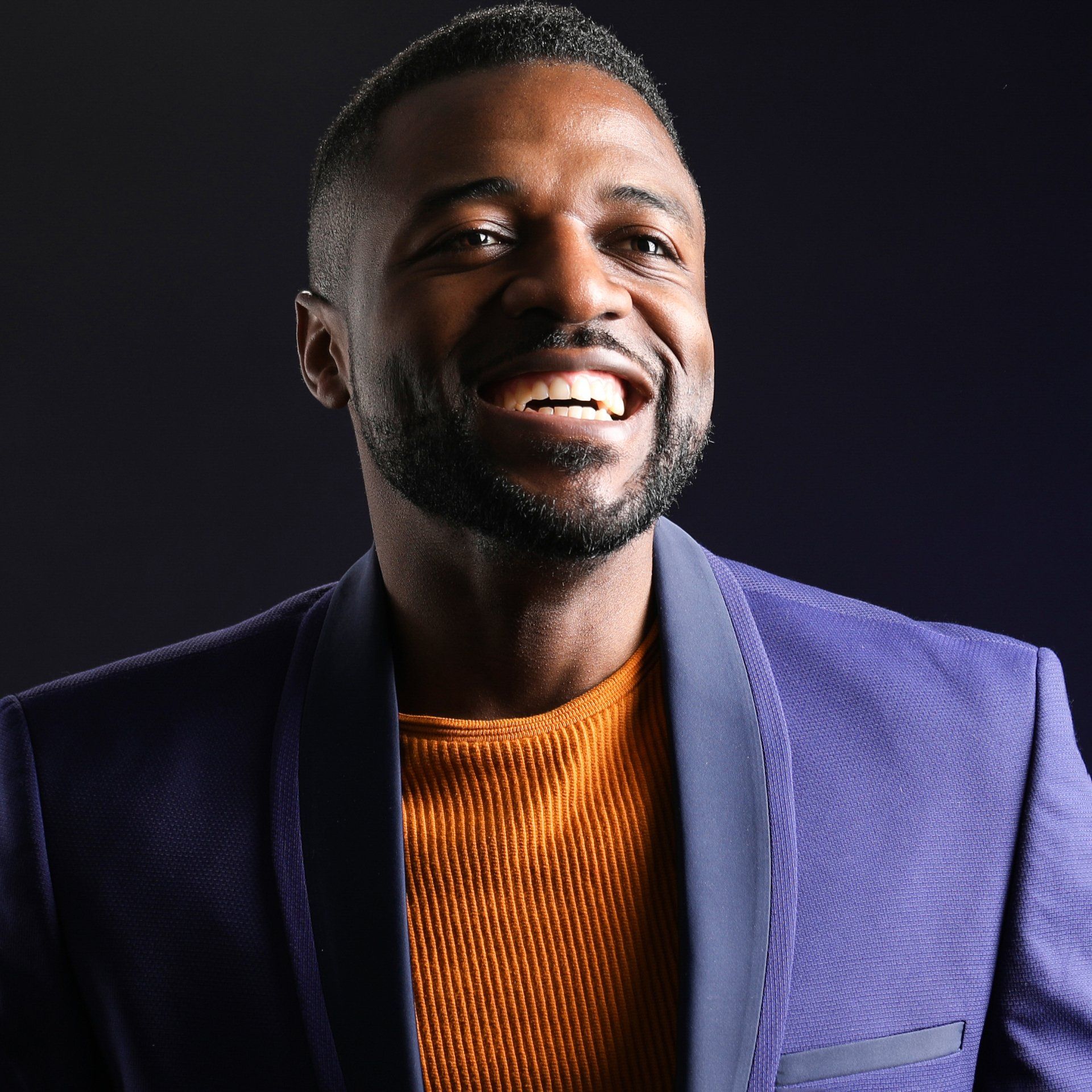 Businessfoto im Studio mit weichem Licht und professioneller Pose