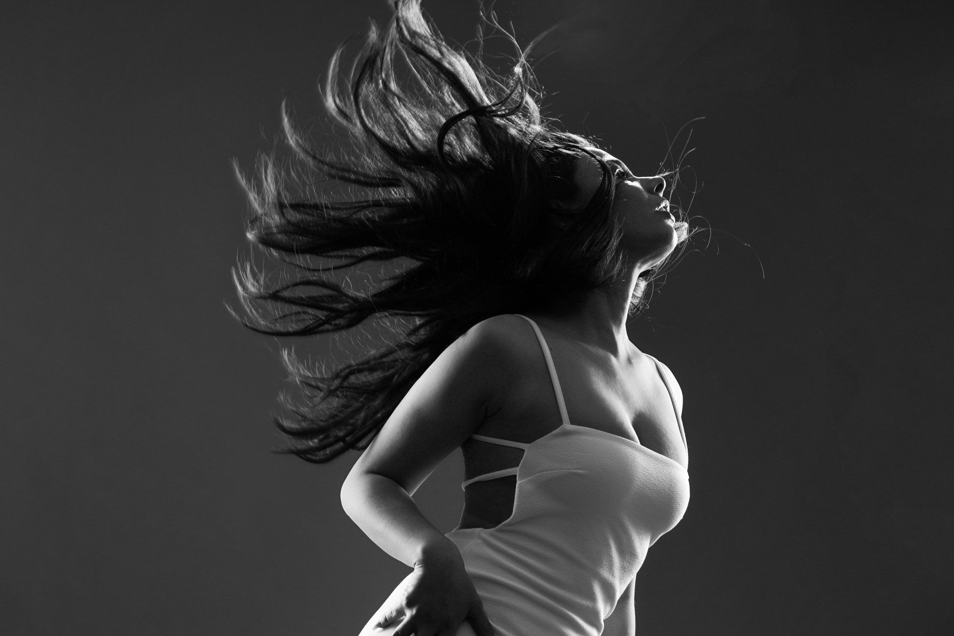 Dynamisches Action-portrait einer Frau in Bewegung