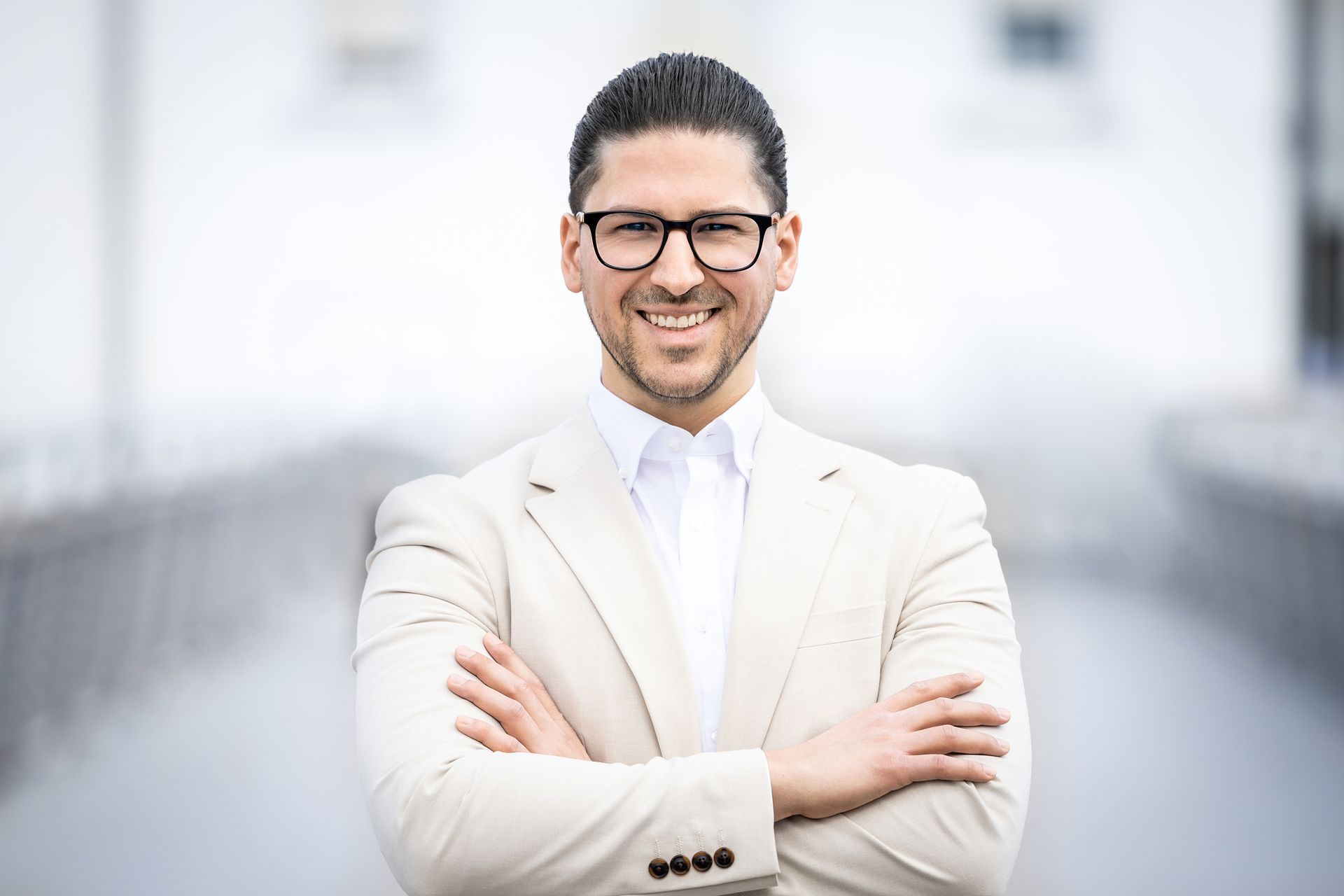 Business-Imagefoto eines Unternehmensinhabers vor urbanem Hintergrund – Perfekte Fotografie für den ersten Eindruck auf Ihrer Website.