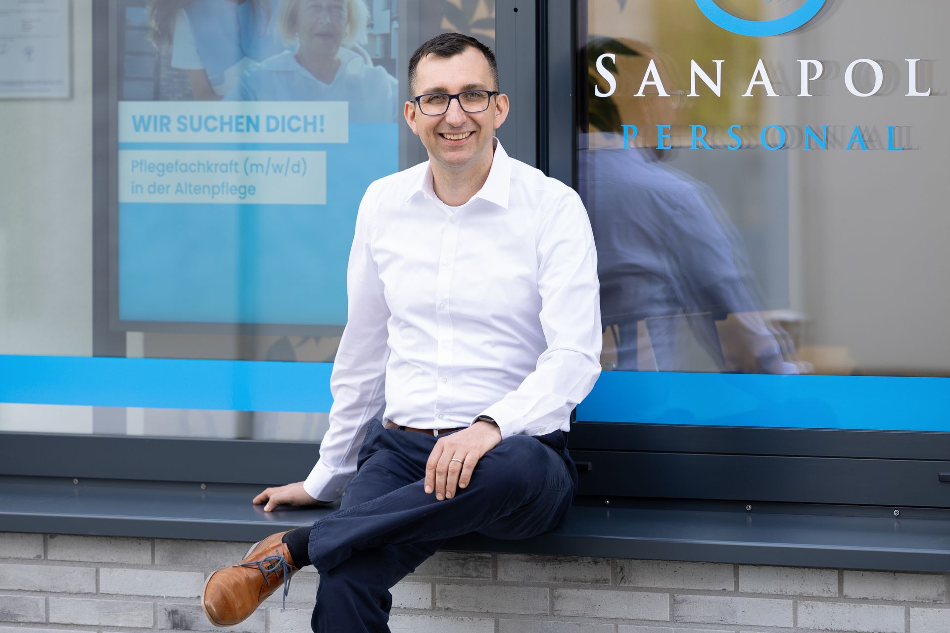 Business-Fotografie eines Unternehmens bei der Arbeit – Authentische Aufnahmen von Mitarbeitern im Büro.