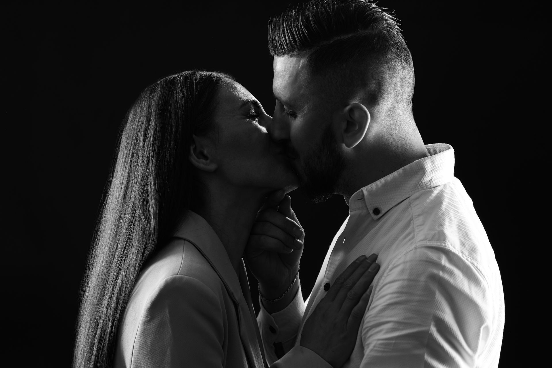 Schwarz-Weißfoto eines Paares, das sich küsst