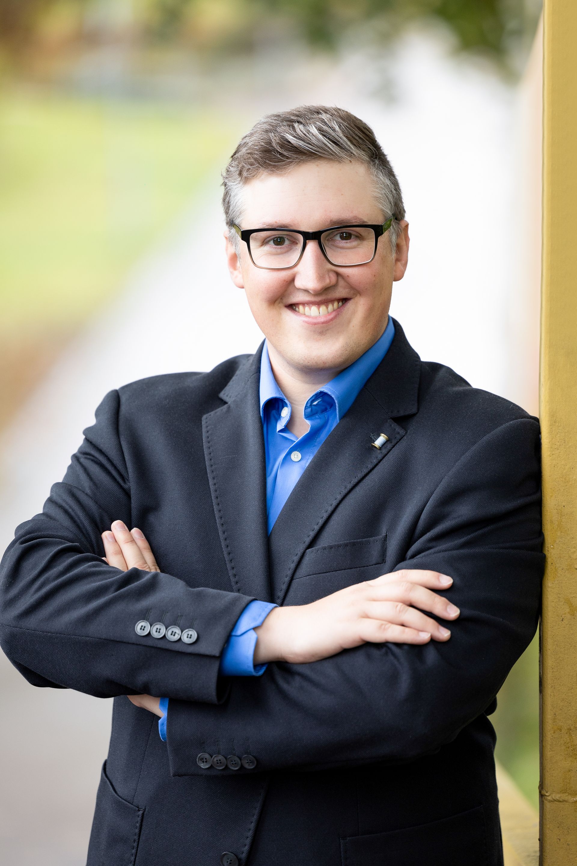 Kreatives Outdoor-Businessporträt eines Mitarbeiters – Stilvolle Fotografie für Ihre Business-Präsentation.