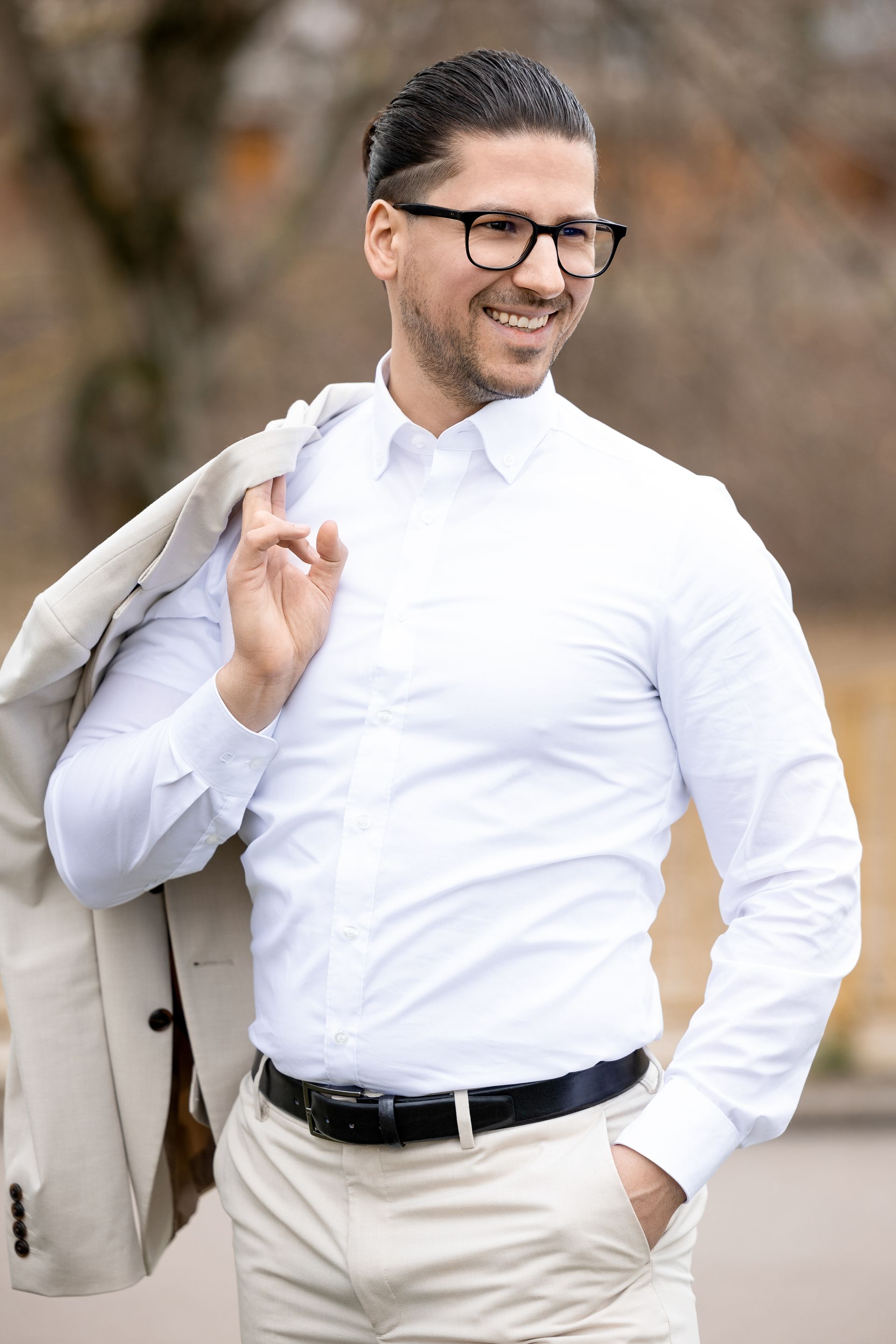 Freundliches Portrait im Business-Look