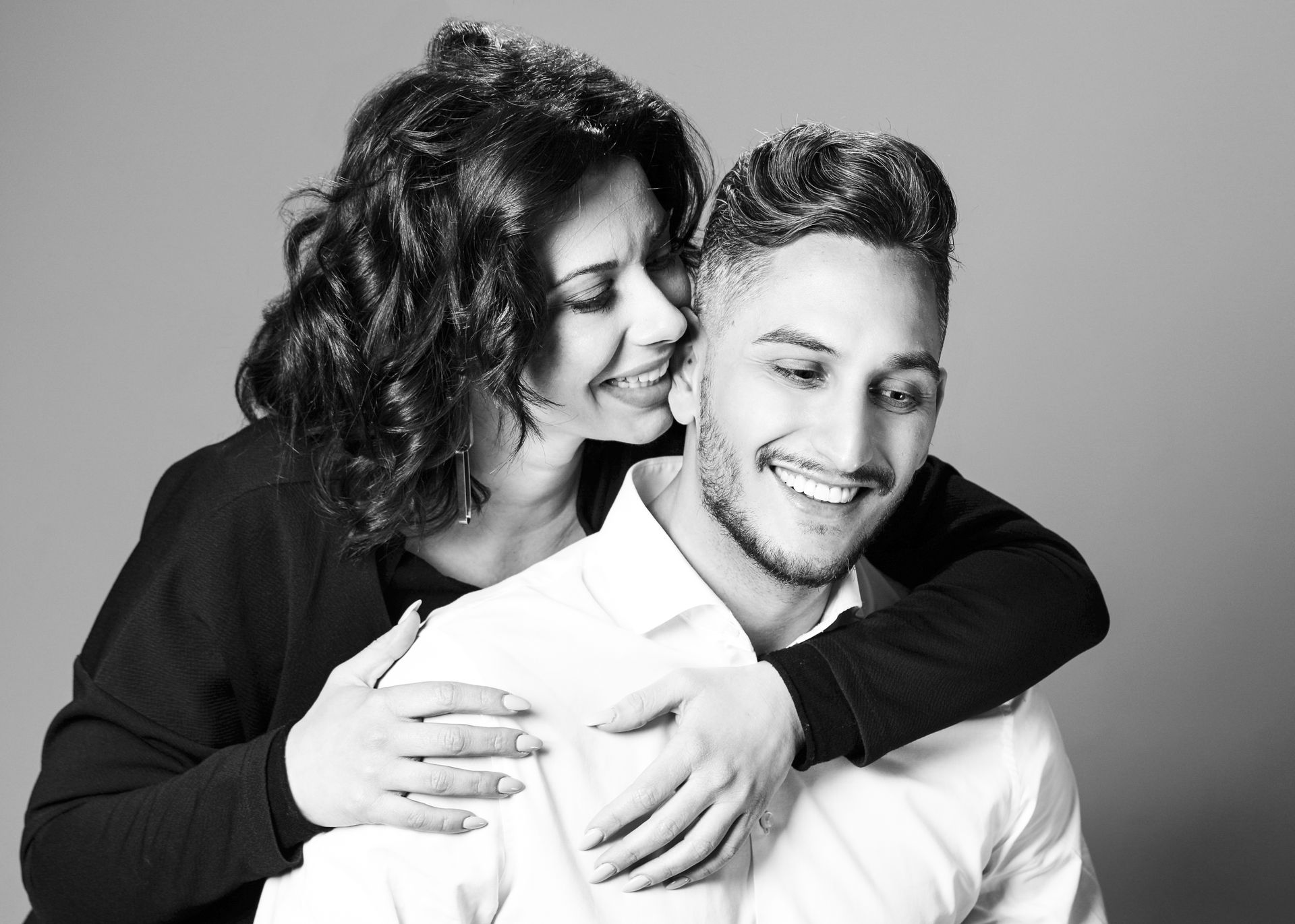 Frau knabbert am Ohr ihres Freundes