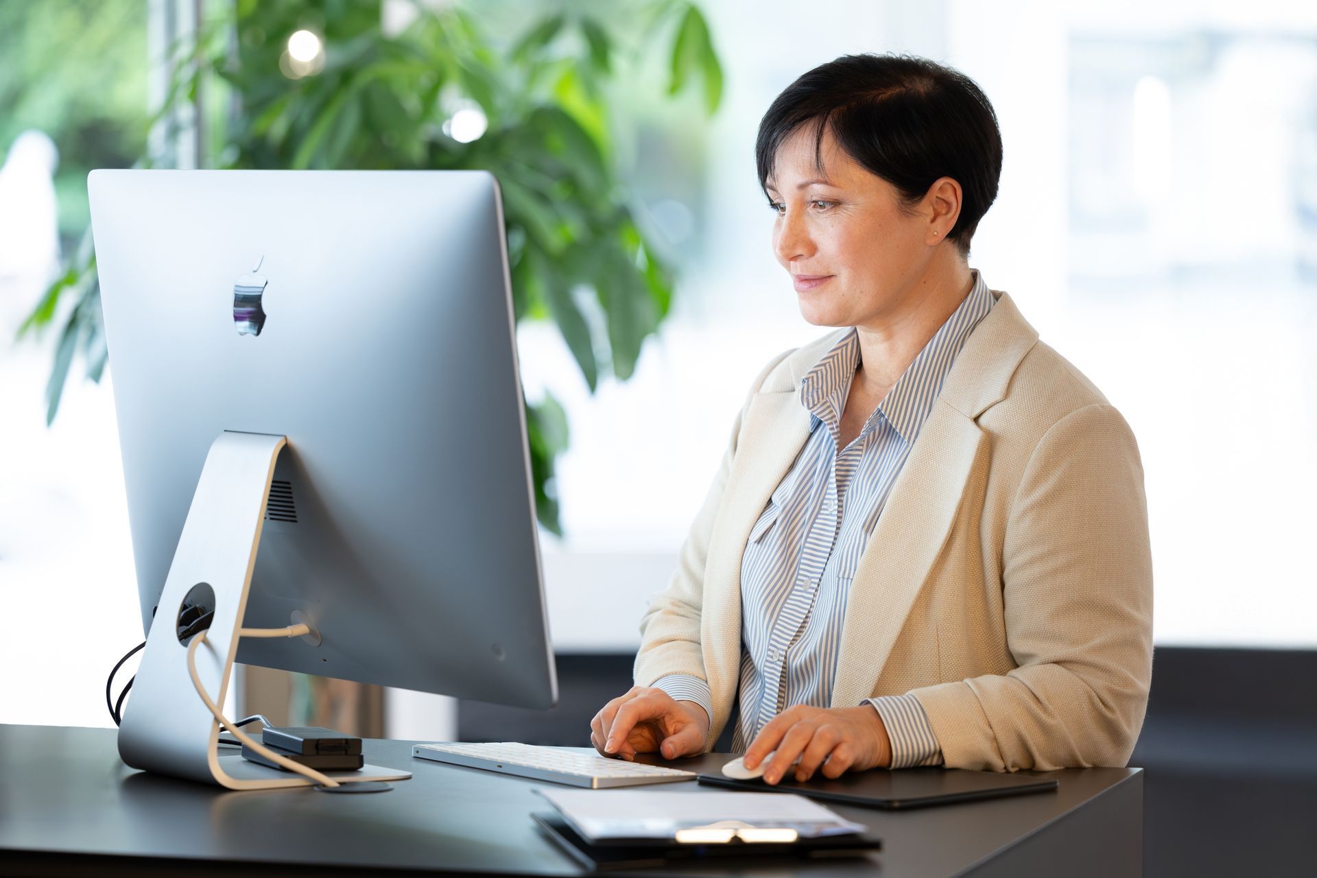 Immobilienmaklerin in ihrem Büro – Kreative Businessfotografie, die Ihre Expertise und Kundenorientierung unterstreicht.