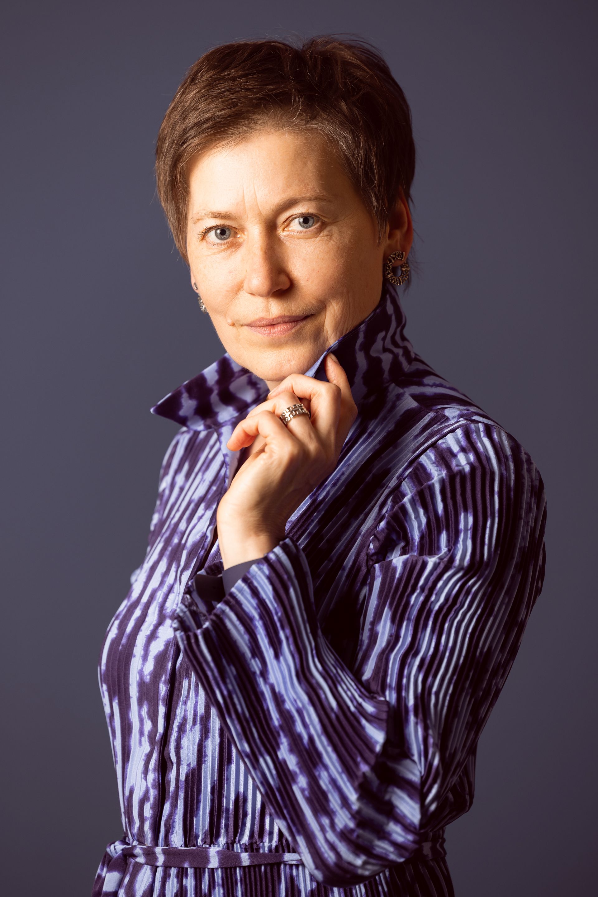 Reifes Frauenportrait – Elegante, zeitlose Schönheit einer Frau im mittleren Alter, eingefangen mit viel Ausdruckskraft und Würde im Fotostudio Photo Side in Esslingen.