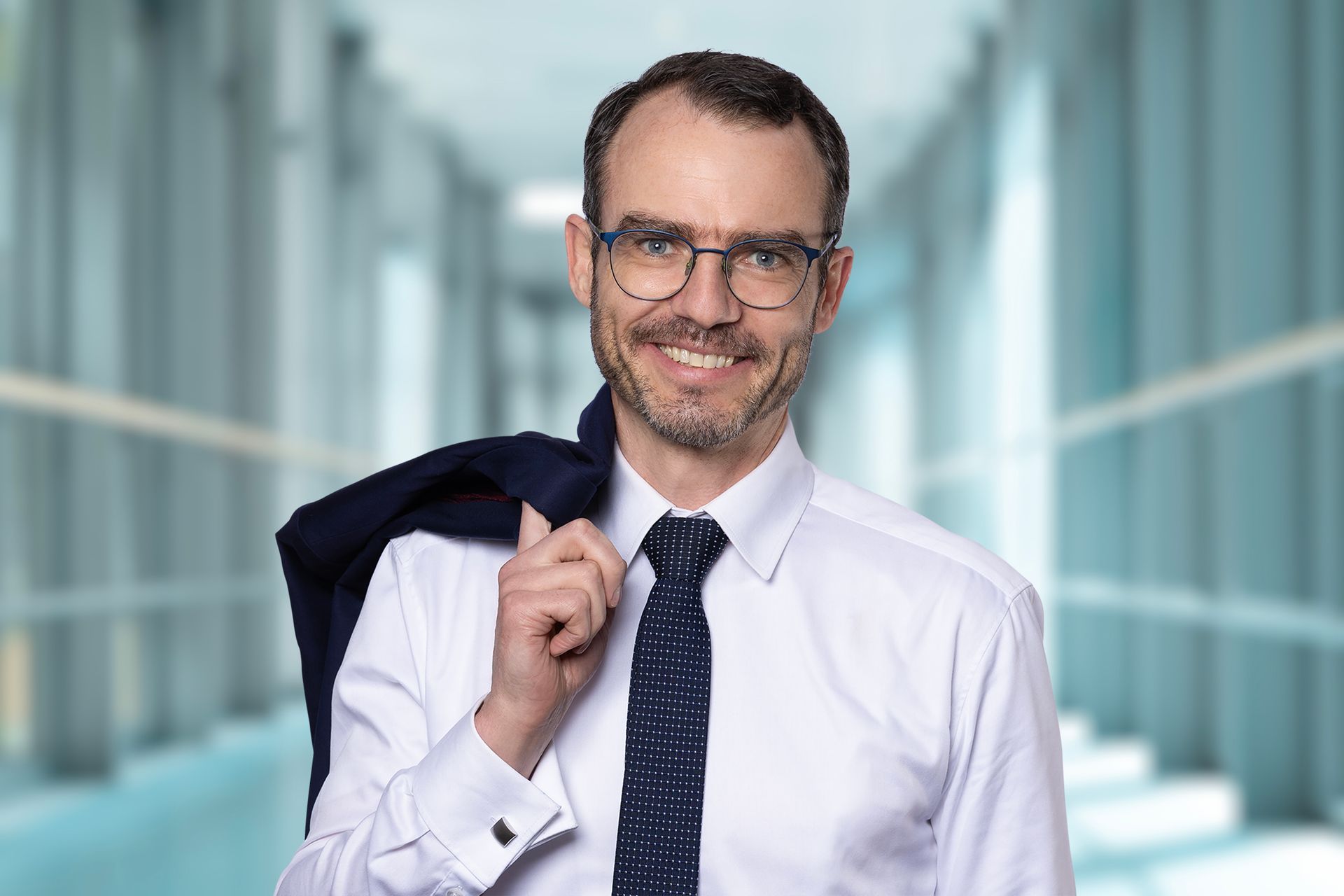 Wahlkampfbild eines Politikers – Dynamisches Foto, das die Vision und Stärke eines politischen Kandidaten unterstreicht, ideal für Wahlwerbung und öffentliche Auftritte.