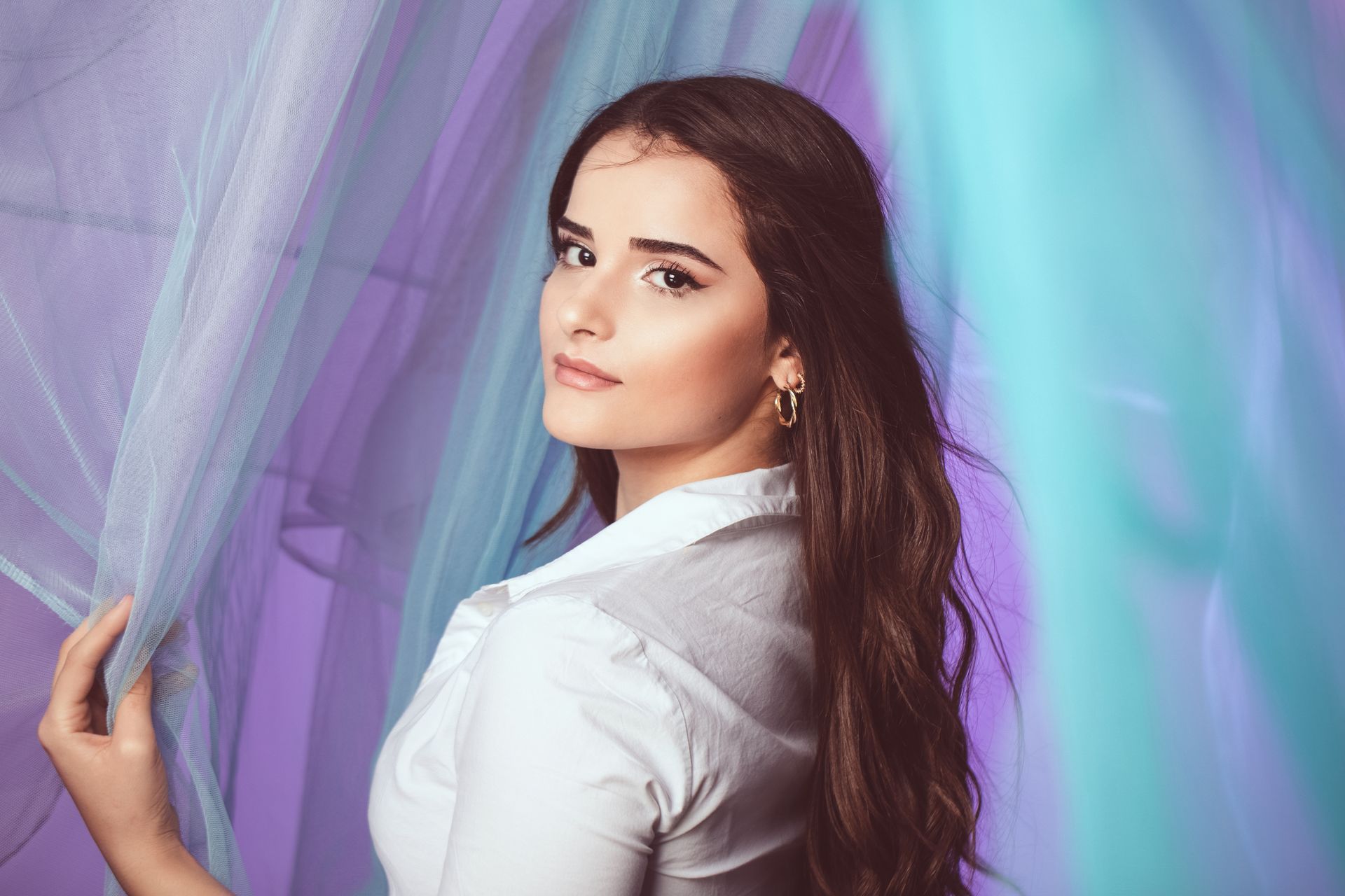 Ausdrucksstarkes Porträt einer Frau mit professionellem Make-up