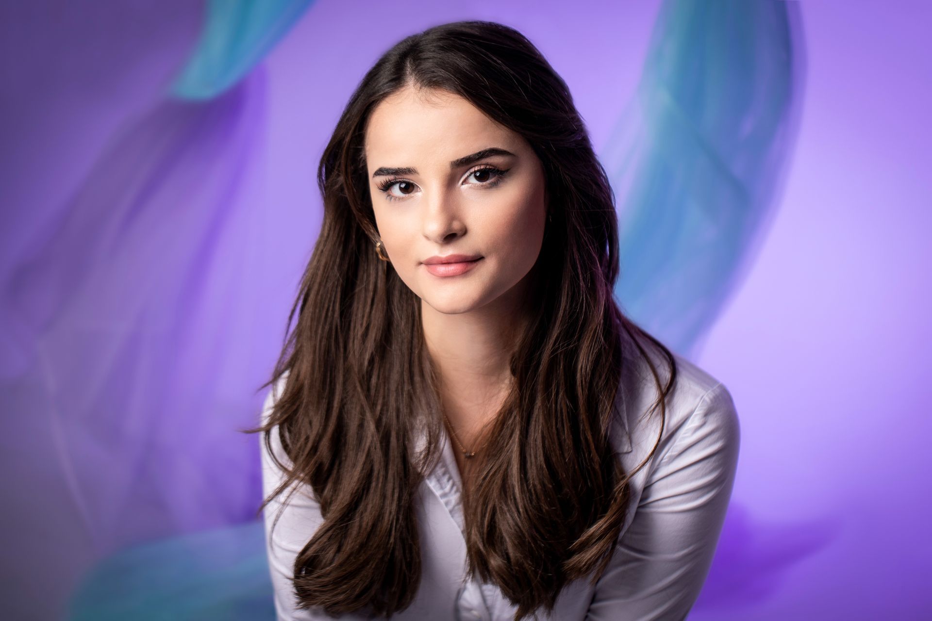 Faszinierendes Frauenportrait in lebendigen Farben – Ihre Persönlichkeit als Kunstwerk eingefangen im Fotostudio Photo Side in Esslingen.