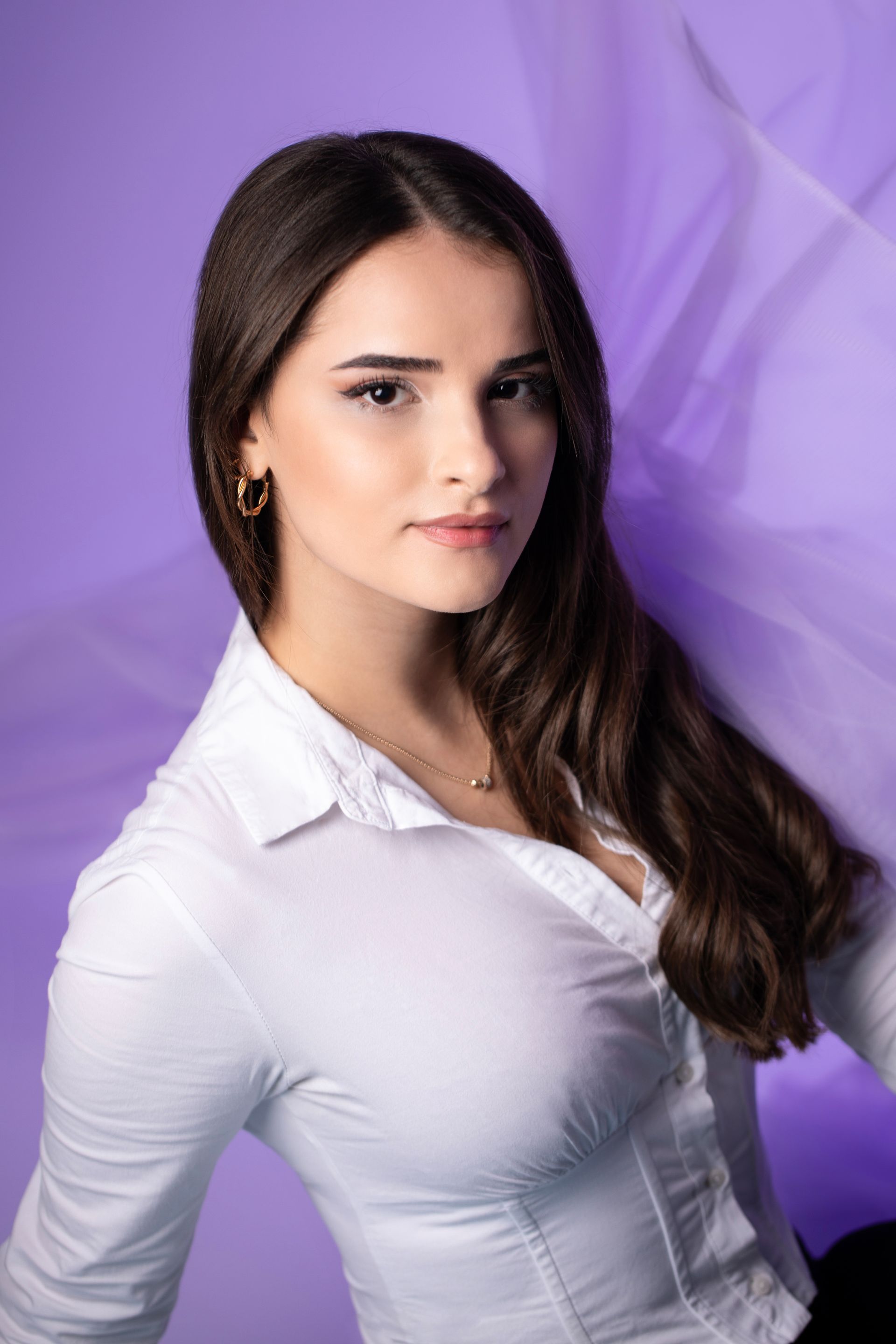 Frisches, lebendiges Portrait einer jungen Frau – Ihre natürliche Ausstrahlung und Energie, perfekt eingefangen in einem modernen, kreativen Fotostudio in Esslingen.