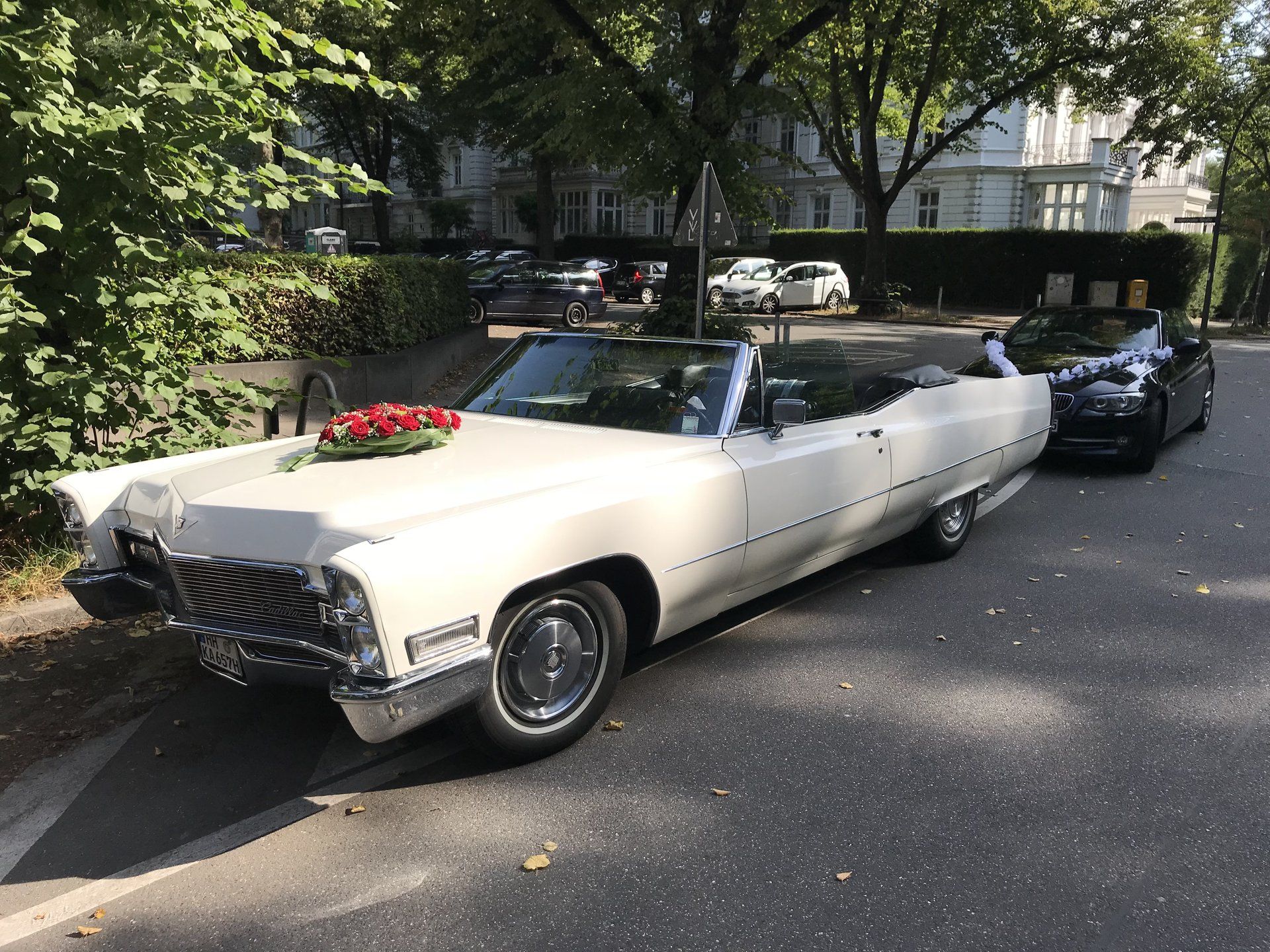 Cadillac für Hochzeitsfahrten mit Blumenschmuck in Hamburg