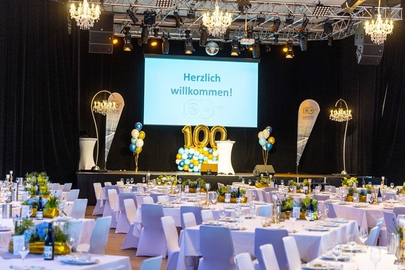 @niefergall_kristallleuchten, Niefergall, Kristallleuchten, Mietluster, niefergall.com, Bettfedernfabrik, Feier, 100 Jare, Elektro Mayerhofer, Karl, Bettfedernfabrik, Feier, Mayerhofer, Jubiläumswein, Blumen Roschmann, Roschmann Margit, Dekoration, Firmenfeier, Galaabend, Operschall Andreas