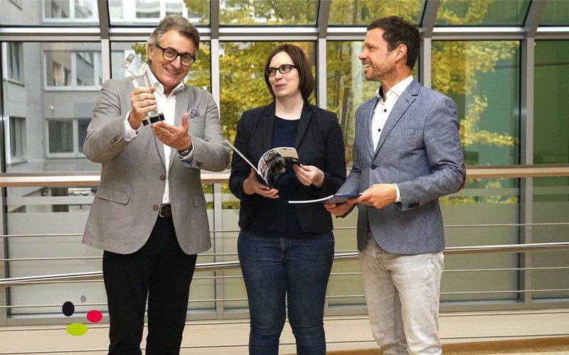 Foto mit Pokal bei IHK in Mannheim