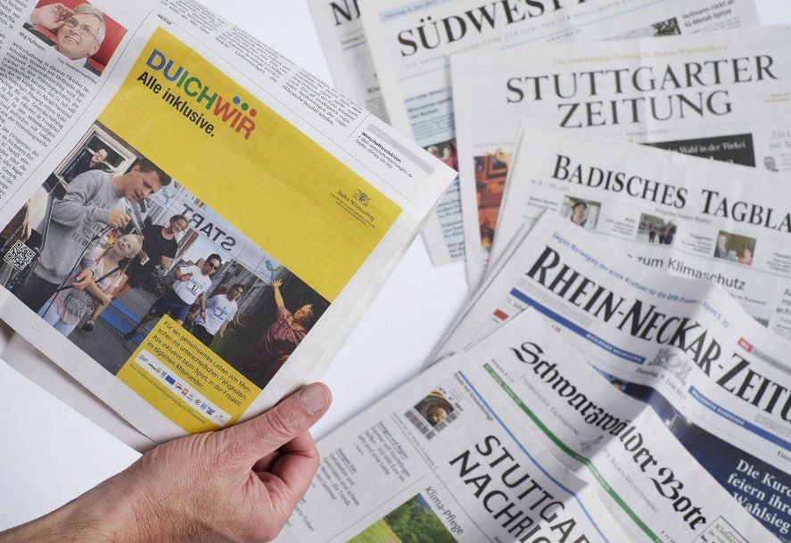 Bild zeigt ein Straßenbahn mit Werbung