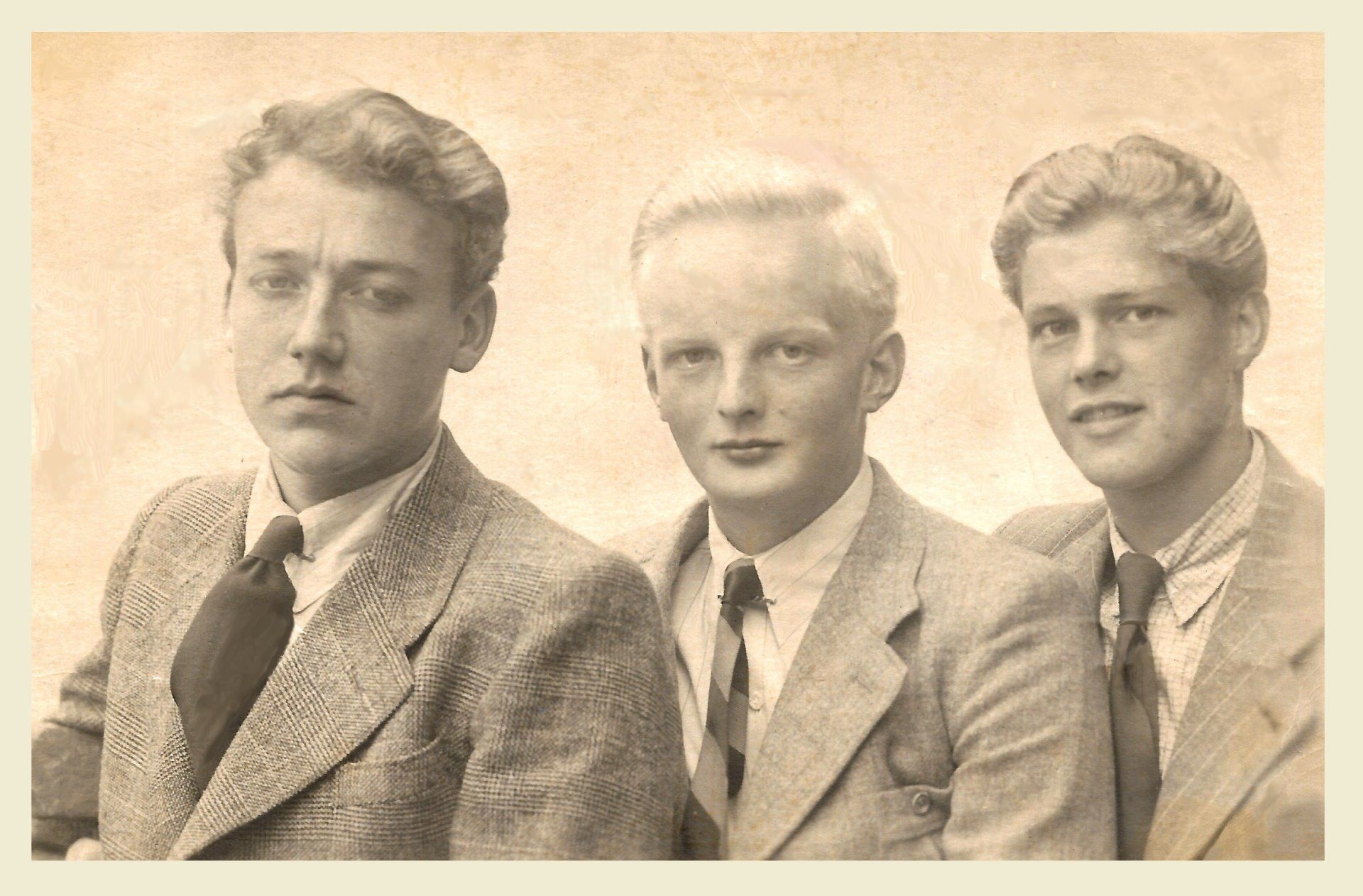 Casper Sla mit zwei Schulfreunden, die auch Zwangsarbeiter waren. V.l.n.r. Gerard van de Moezel, Bep Jansen und Casper Sla Casper Sla mit zwei Schulfreunden, die auch Zwangsarbeiter waren. V.l.n.r. Gerard van de Moezel, Bep Jansen und Casper Sla