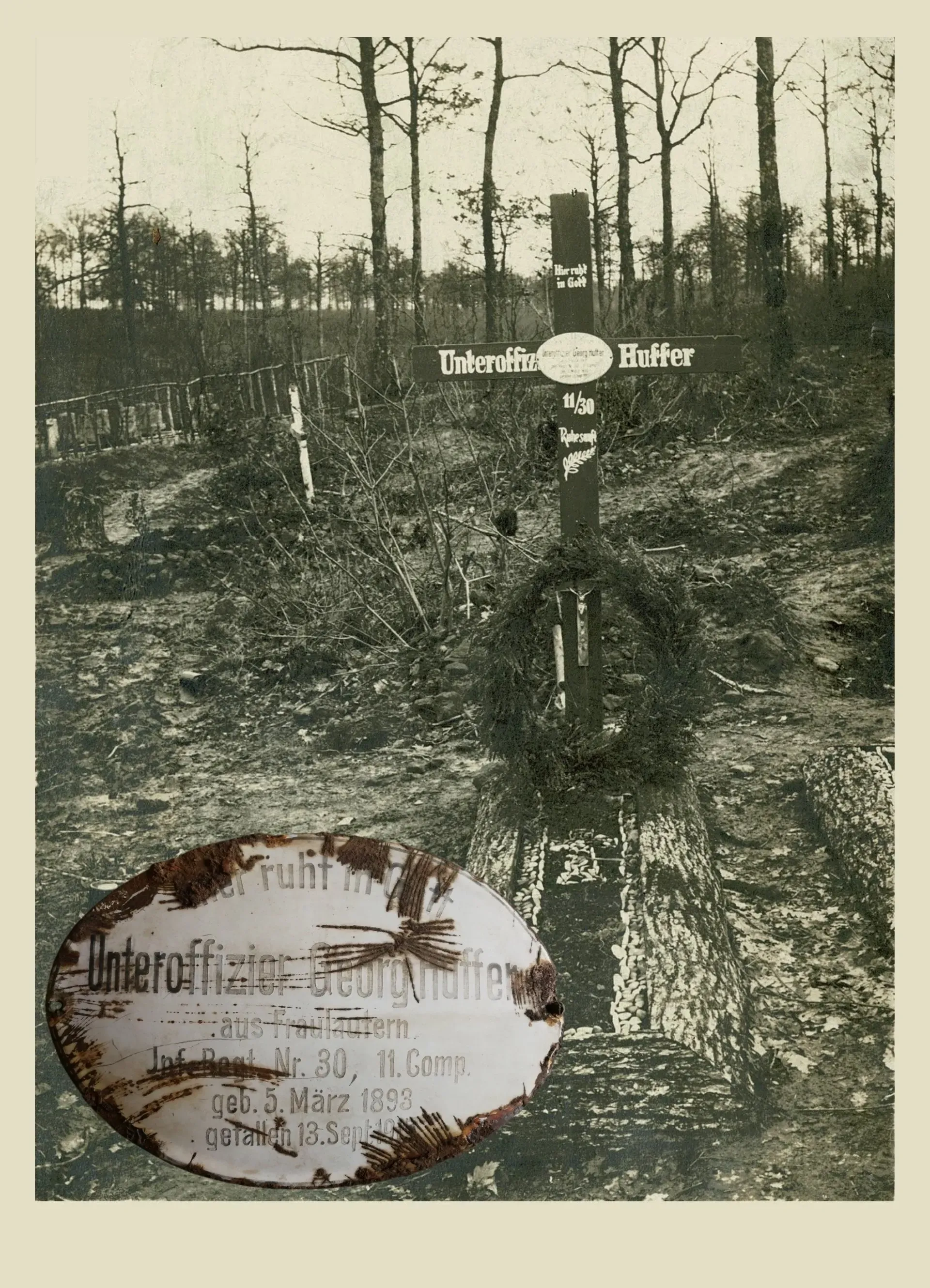 Foto mit Erkennungsmarke und Grab mit Kreuz im Wald Foto mit Erkennungsmarke und Grab mit Kreuz im Wald