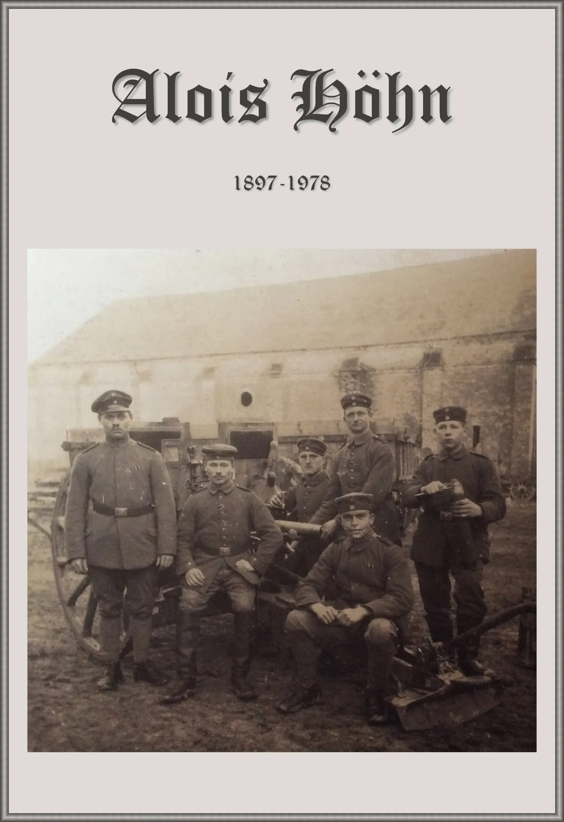 Foto von Alois Höhn, Gruppenfoto vor einer Kirche bei Nebel Foto von Alois Höhn, Gruppenfoto vor einer Kirche bei Nebel