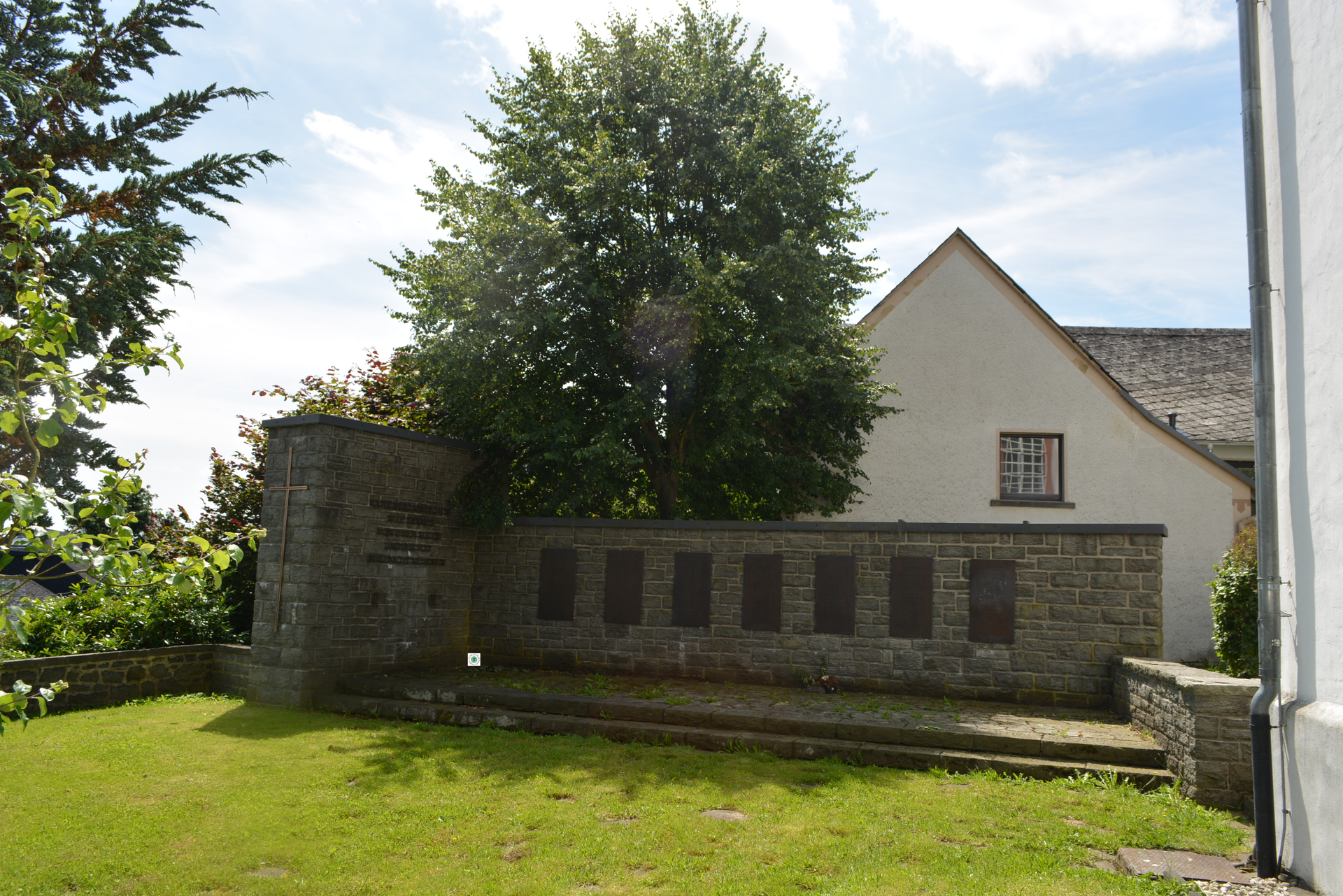Gedenktafeln an Bruchsteinmauer in Alpenroth, Westerwald Alpenroth