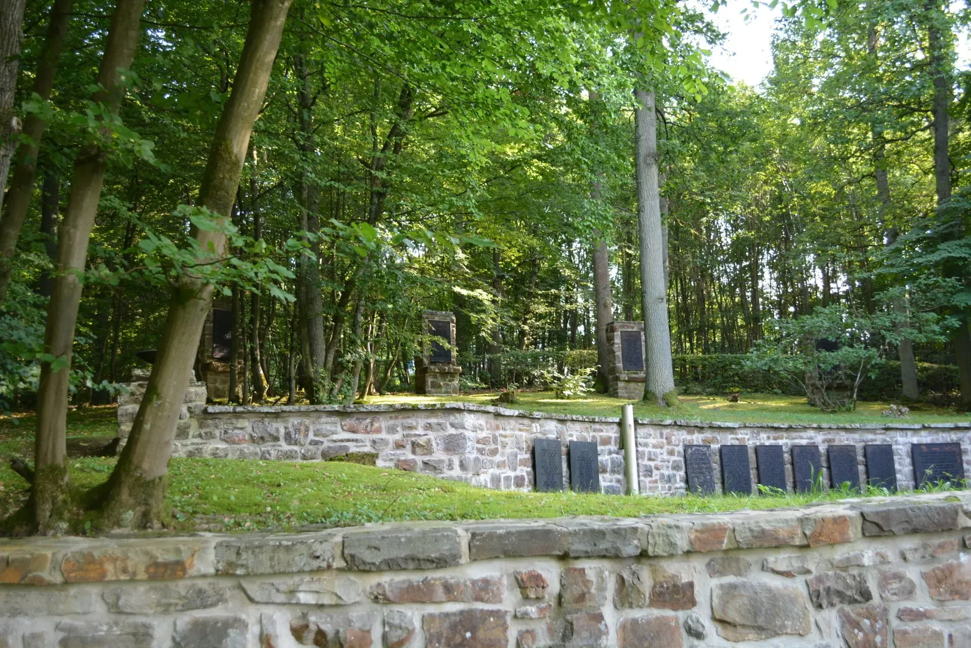 Altenkirchen Tafeln an einer Bruchsteinmauer Altenkirchen Tafeln