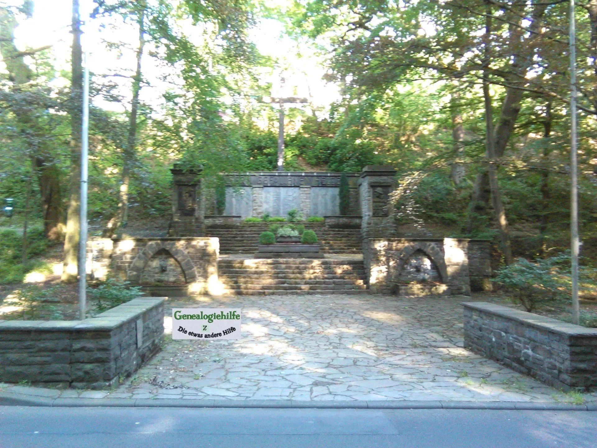 Kriegerdenkmal ohne Namen Denkmal der Kriegsopfer im schattigen Rainchen