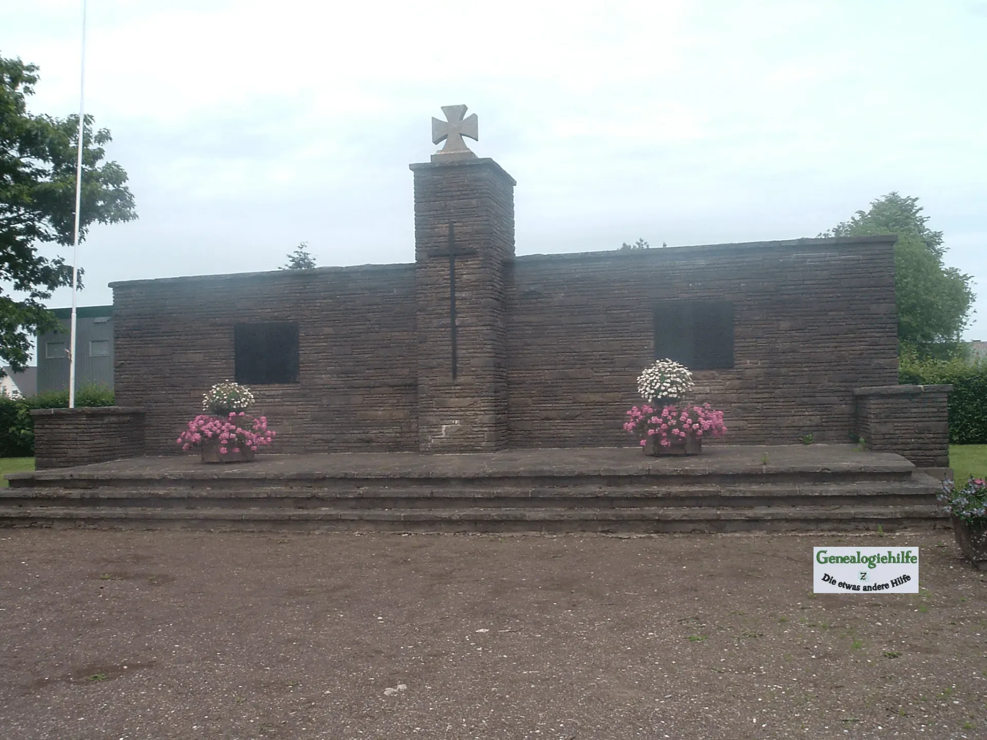 Denkmal am Festplatz Das Denkmal befindet sich in der Ortsmitte am Festplatz und Nähe des Kindergartens