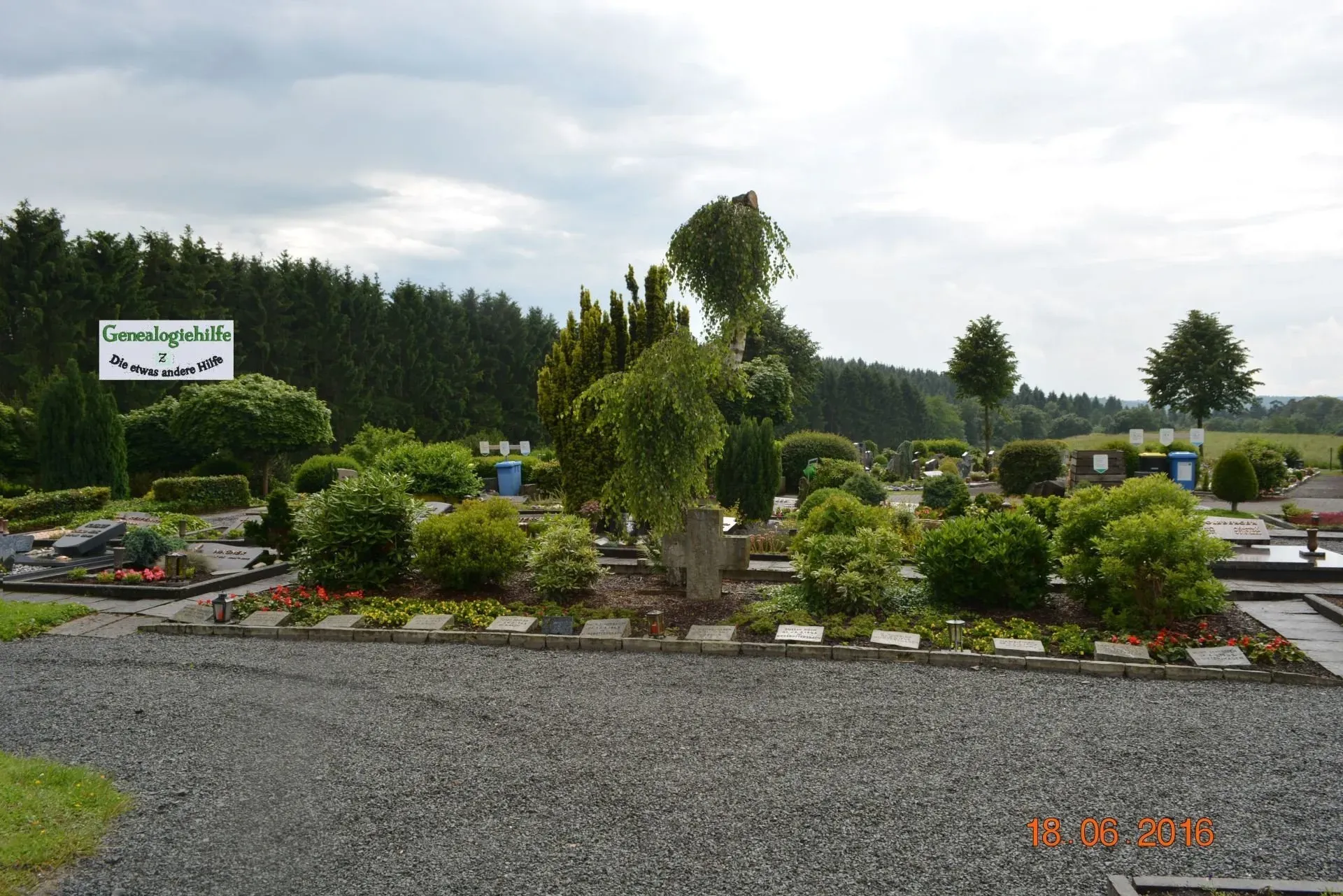 Birken-Honigsessen, Ehrenkreuze auf Friedhof Birken-Honigsessen, Ehrenkreuze auf Friedhof ujterhalb der Kirche