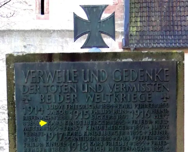 Foto der Gefallenentafel mit dem gelben Pfeil auf den Eintrag Gedenkplatte mit Kindelberger Karl