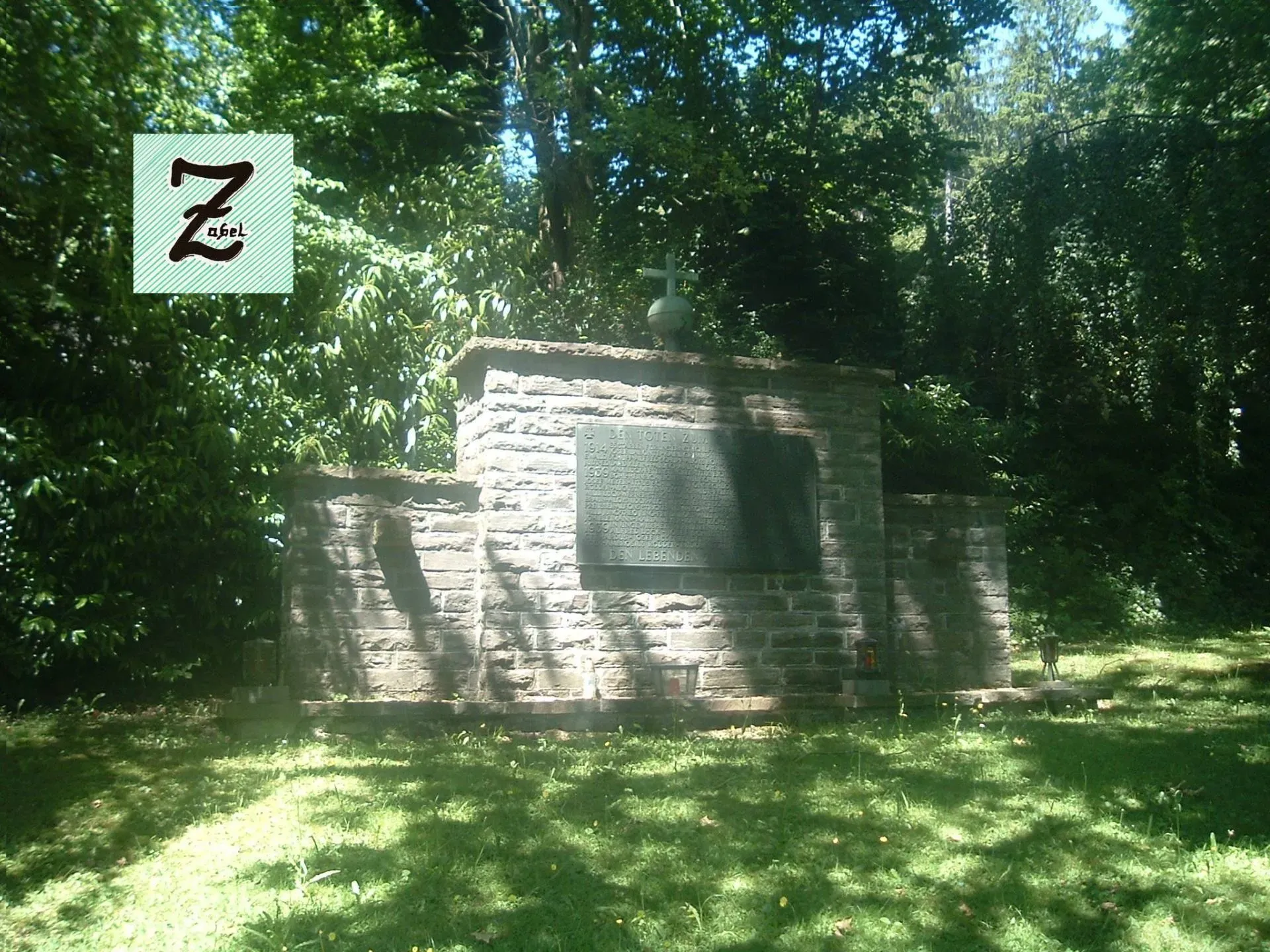 Dermbach, Denkmal auf dem Friedhof Dermbach, Denkmal auf dem Friedhof, oberhalb vom Dorf