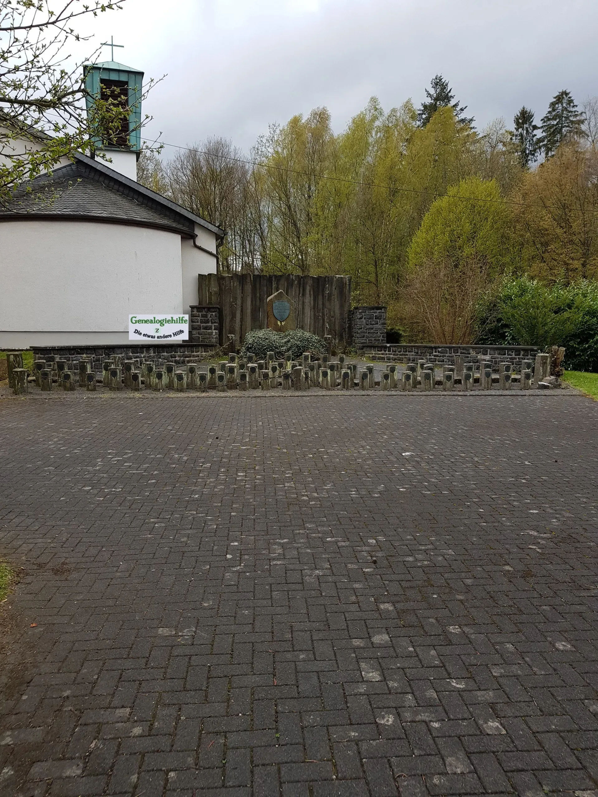 Friedewald, Gedenkkreuze bei der Kirche Friedewald, Gedenkkreuze bei der Kirche