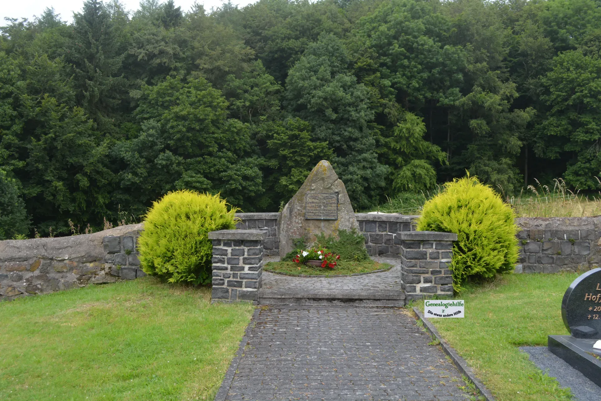 Hardt bei Kirburg, Gedenkstein auf dem Friedhof Hardt bei Kirburg, Gedenkstein auf dem Friedhof
