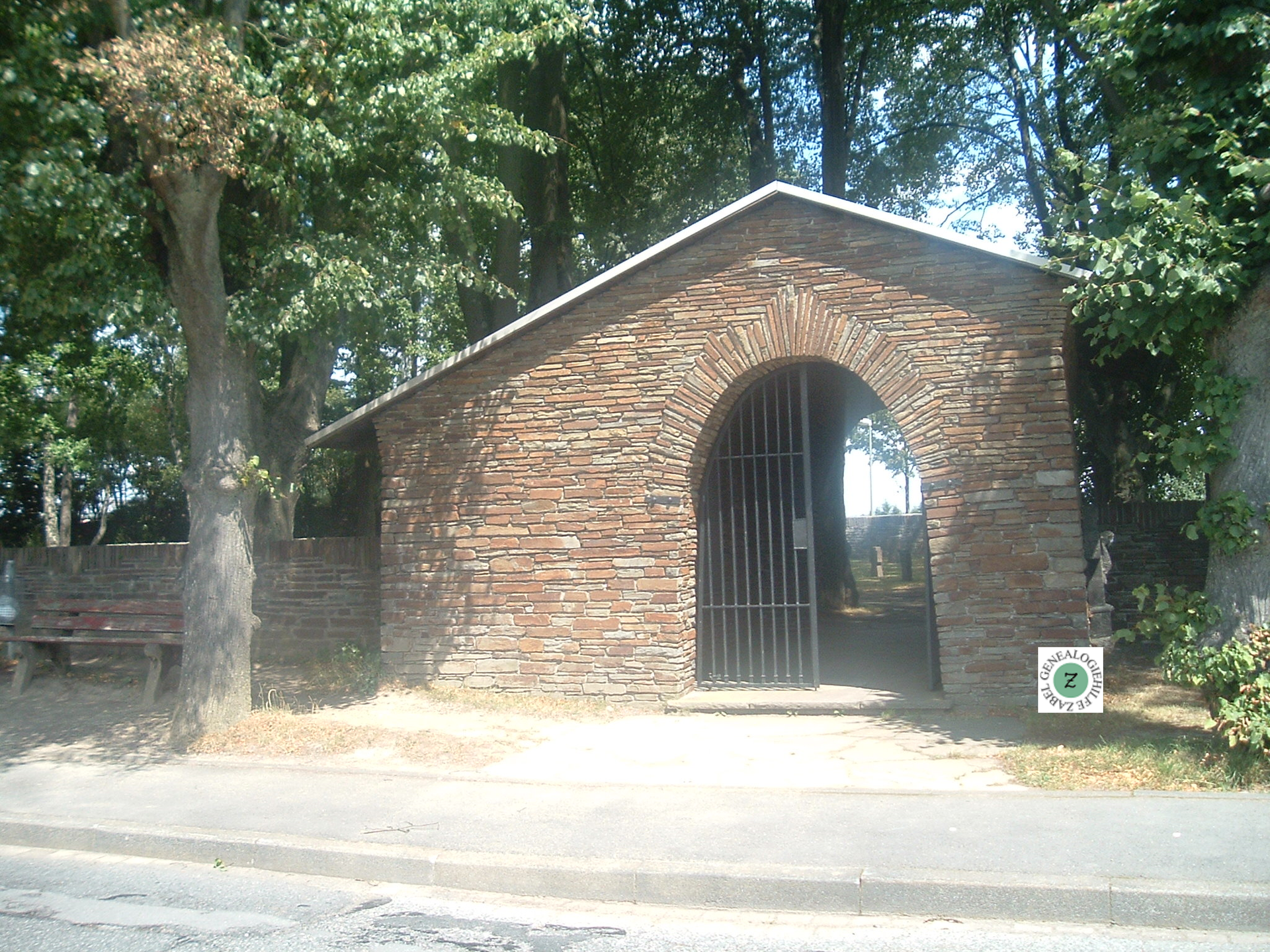 Horhausen, Gedenkplatte im Eingang zum Ehrenfriedhof, Gedenkplatte im Eingang zum Gedenkplatz mit Kreuzen Horhausen, Gedenkplatte im Eingang zum Ehrenfriedhof