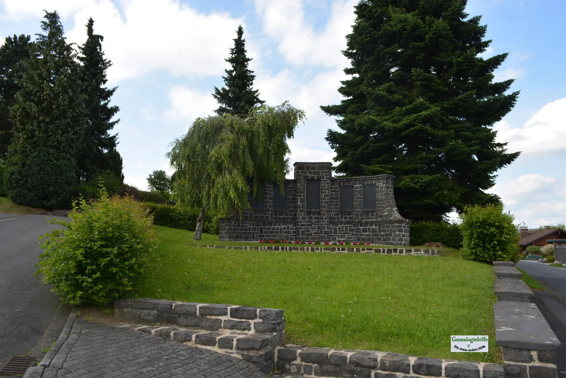 Derschen, Denkmal am Friedhofs-Vorplatz Derschen, Denkmal am Friedhofs-Vorplatz