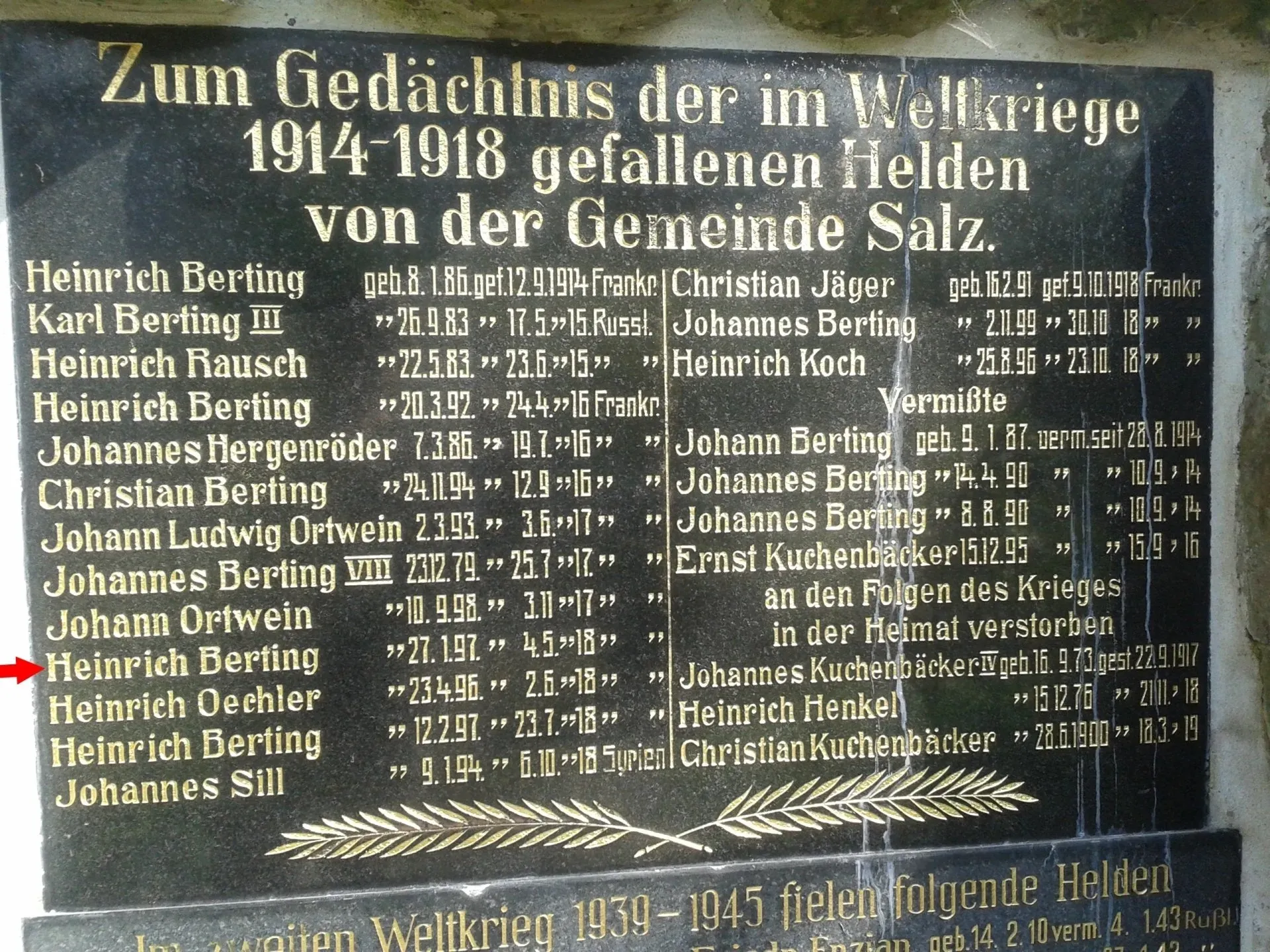 Foto der Gefallenentafel der Gemeinde Salz mit einem roten Pfeil markiert Foto der Gefallenentafel der Gemeinde Salz mit einem roten Pfeil markiert