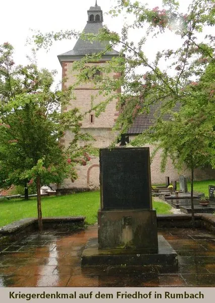 Foto der Gedenkanlage vor Kirche