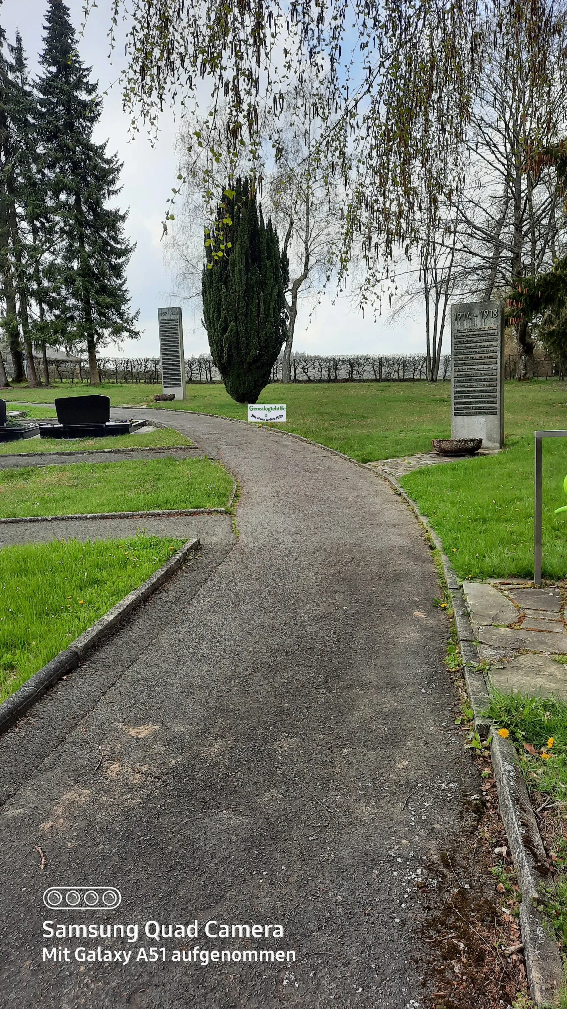 Lippe bei Burbach, Gedenkstelen auf dem Friedhof Lippe bei Burbach, Gedenkstelen auf dem Friedhof