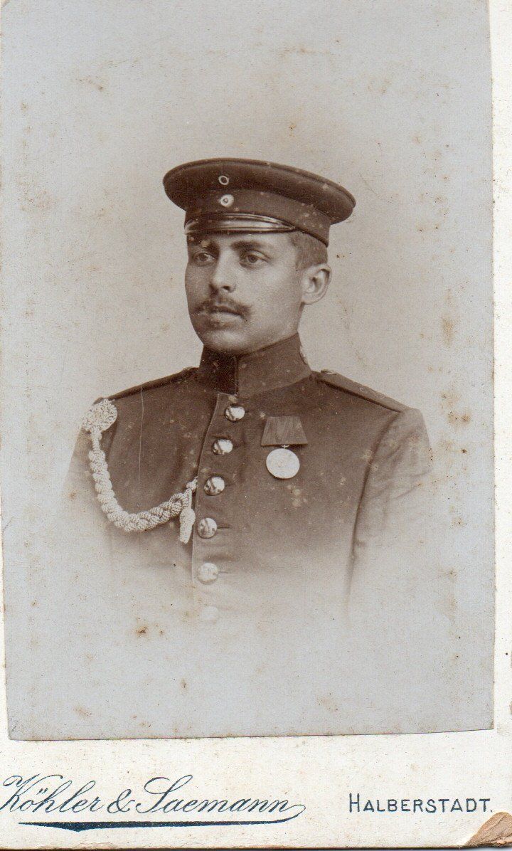 junger Mann in Uniform junger Mann in Uniform