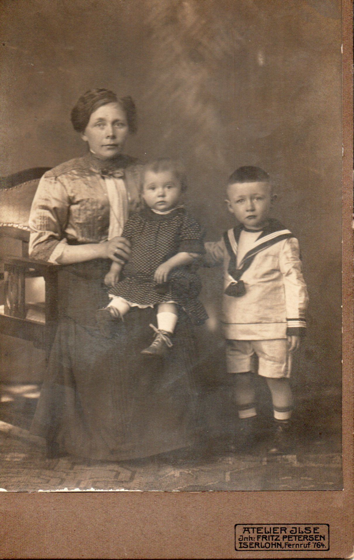 Frau mit 2 Kindern Frau mit 2 Kindern