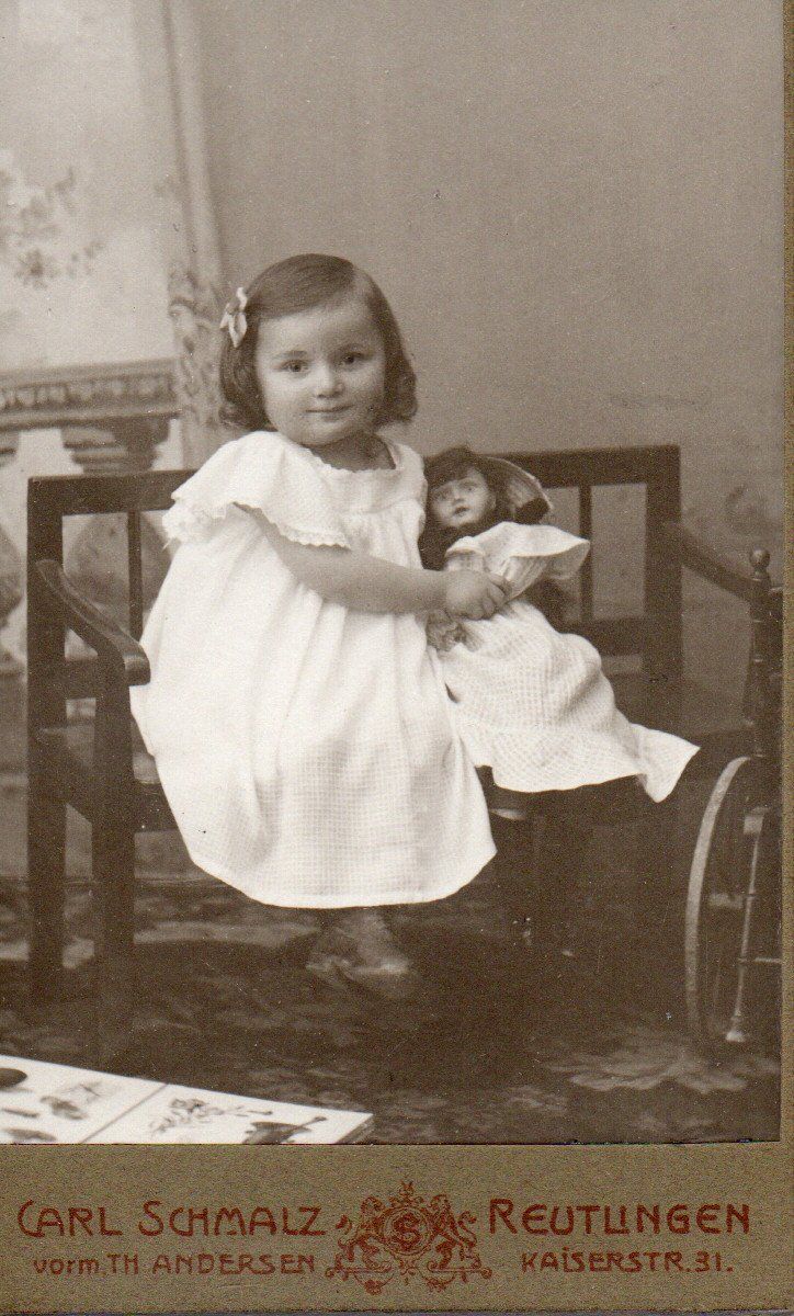 kleines Mädchen mit Puppe kleines Mädchen mit Puppe