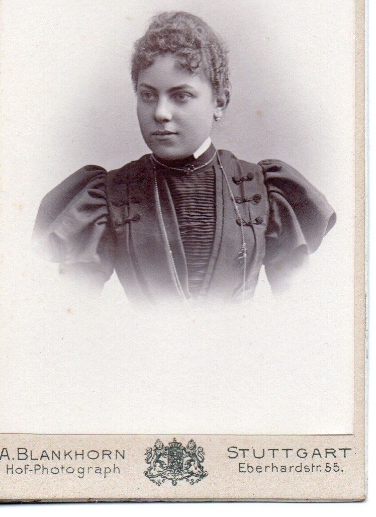 junge Frau in Schwarz junge Frau in Schwarz
