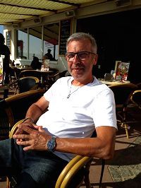 Peter Zabel, Mir gehört diese Homepage. Betreiber in weißem Poloshirt sitzt vor Lokal und schaut in die Kamera. Peter Zabel, Mir gehört diese Homepage. Betreiber in weißem Poloshirt sitzt vor Lokal und schaut in die Kamera.