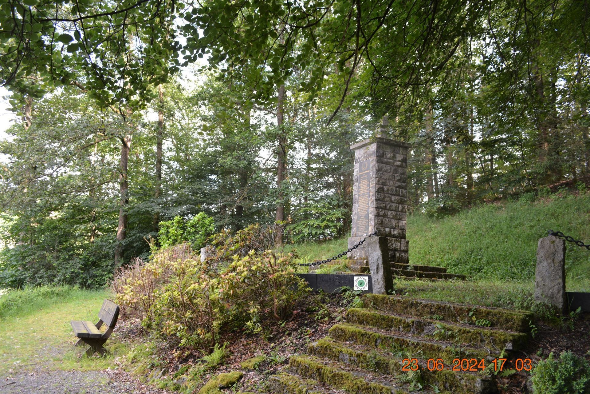 Oberhalb vom Dorf, südlich von Plittershagen Kriegerdenkmal mit Säule