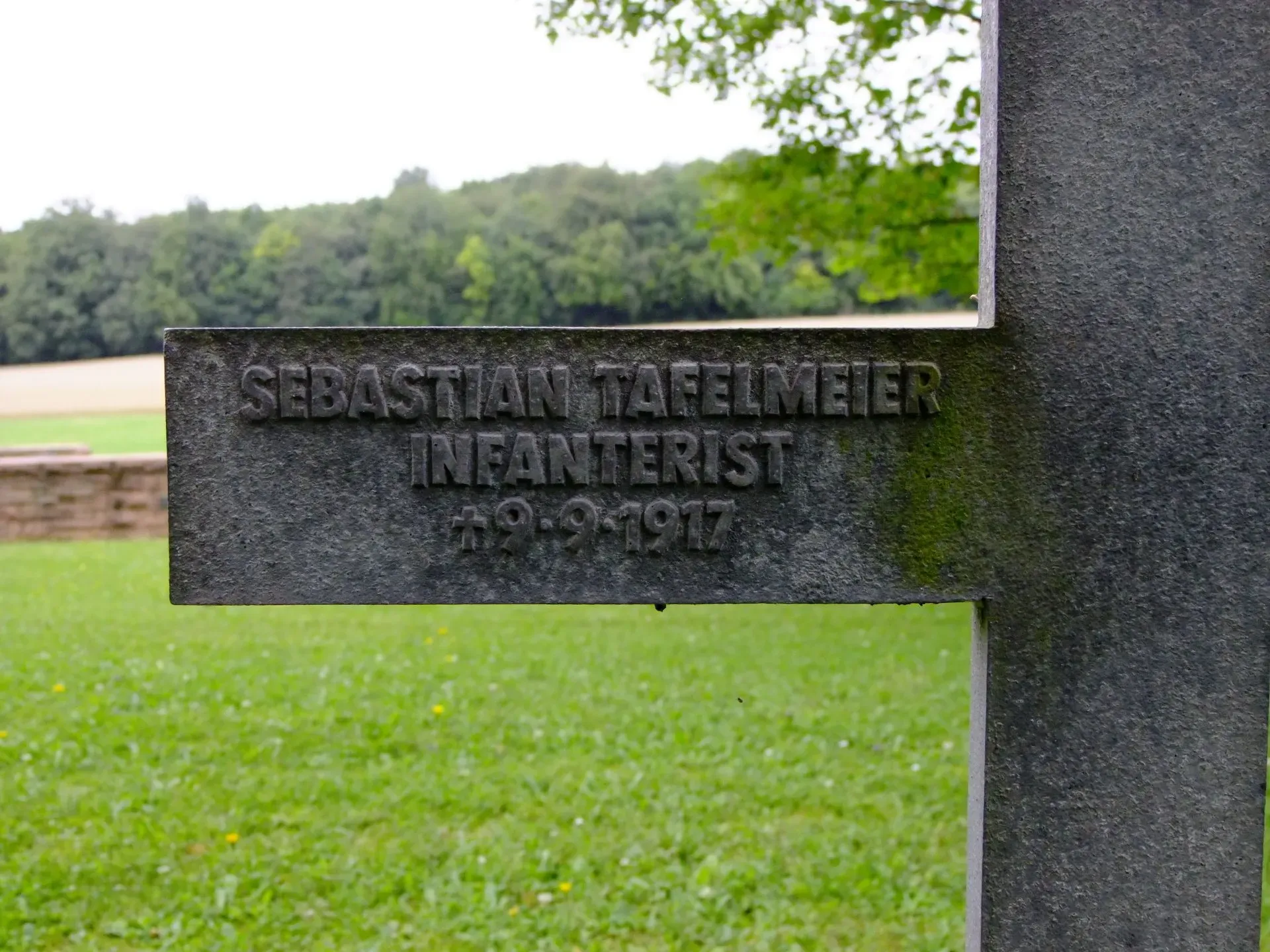 Foto der Teilansicht des Kreuzes mit Inschrift: SEBASTIAN TAFELMEIER INFANTERIST 09.09.1917 Nantillois